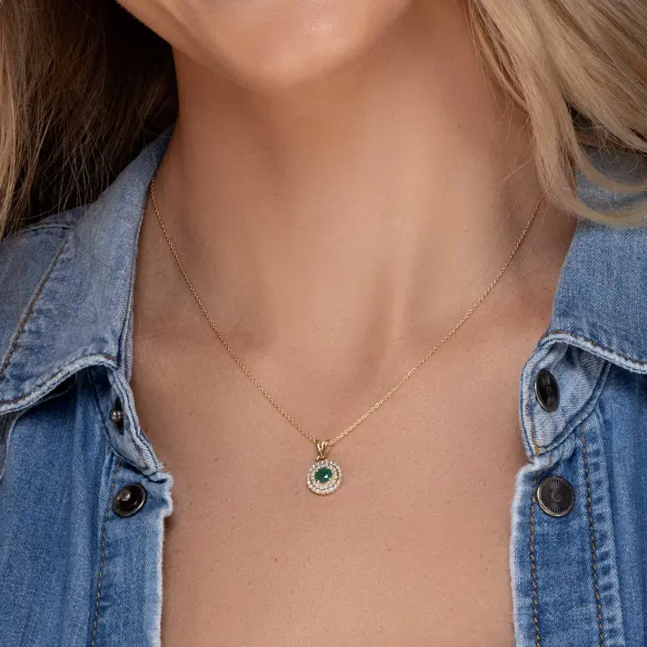 תליון זהב משובץ באבן אמרלד מוקפת שני מעגלי יהלומים