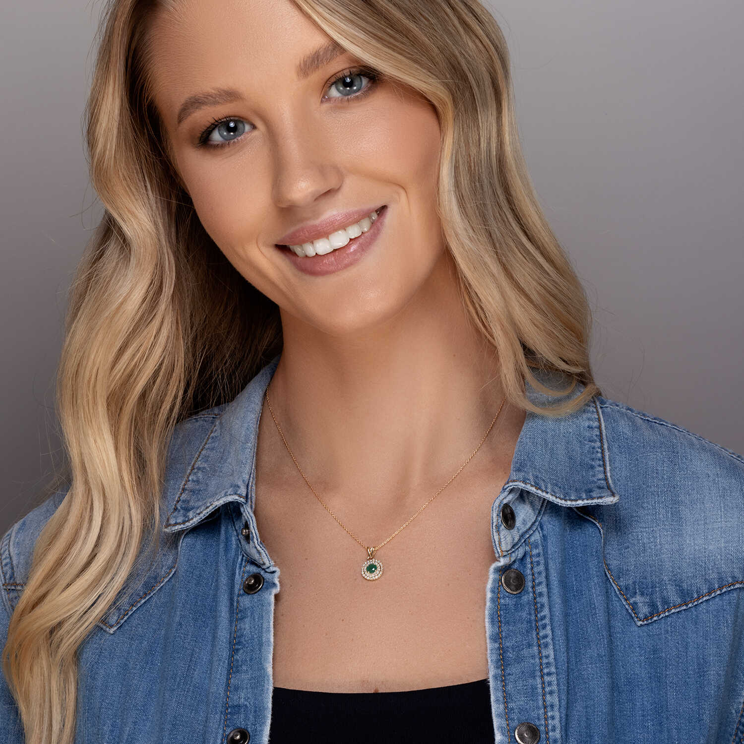 תליון זהב משובץ באבן אמרלד מוקפת שני מעגלי יהלומים