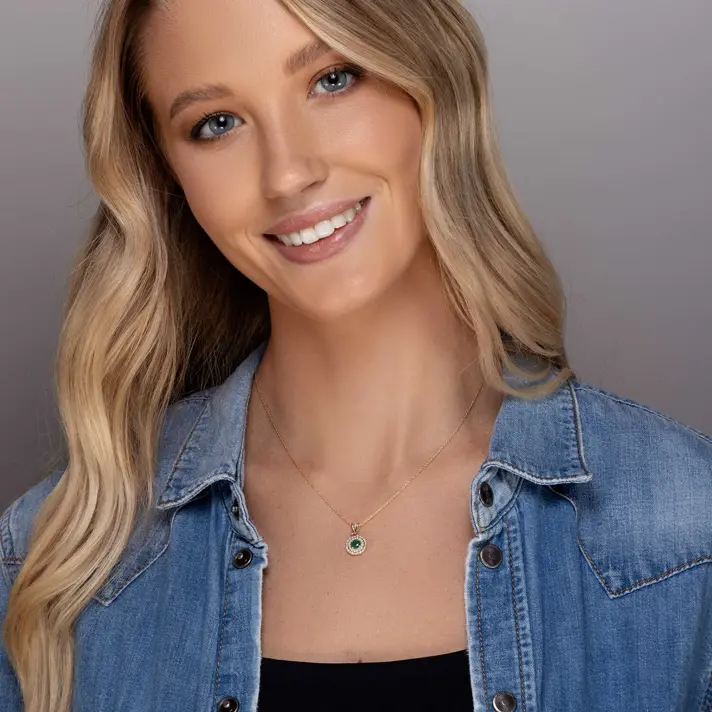 תליון זהב משובץ באבן אמרלד מוקפת שני מעגלי יהלומים