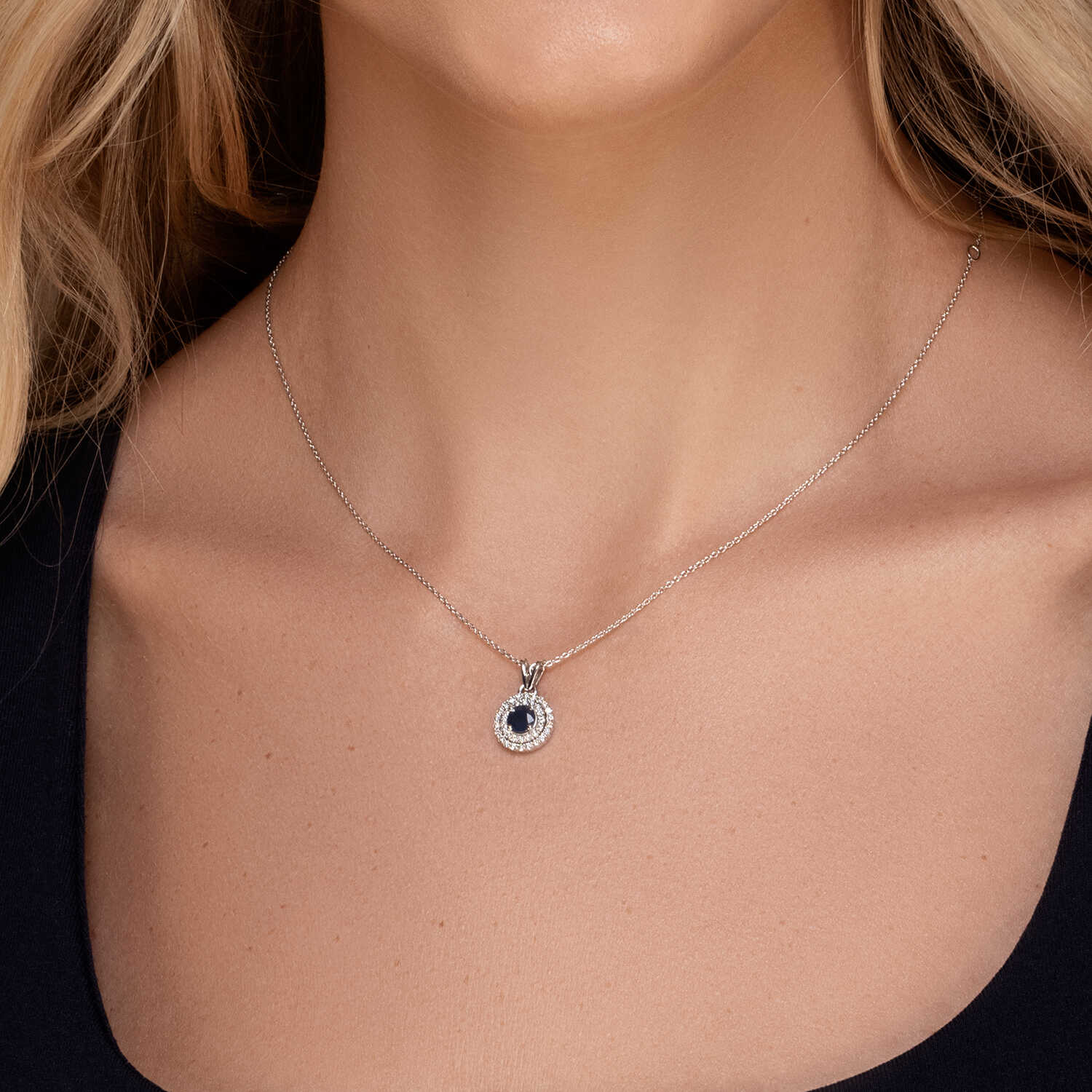 תליון זהב משובץ באבן ספיר מוקפת שני מעגלי יהלומים