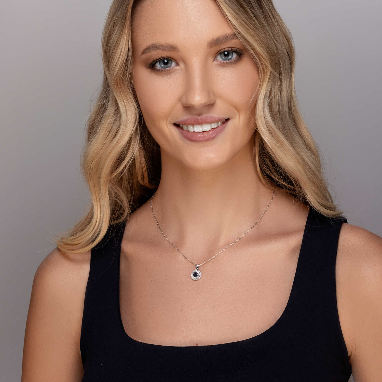 תליון זהב משובץ באבן ספיר מוקפת שני מעגלי יהלומים