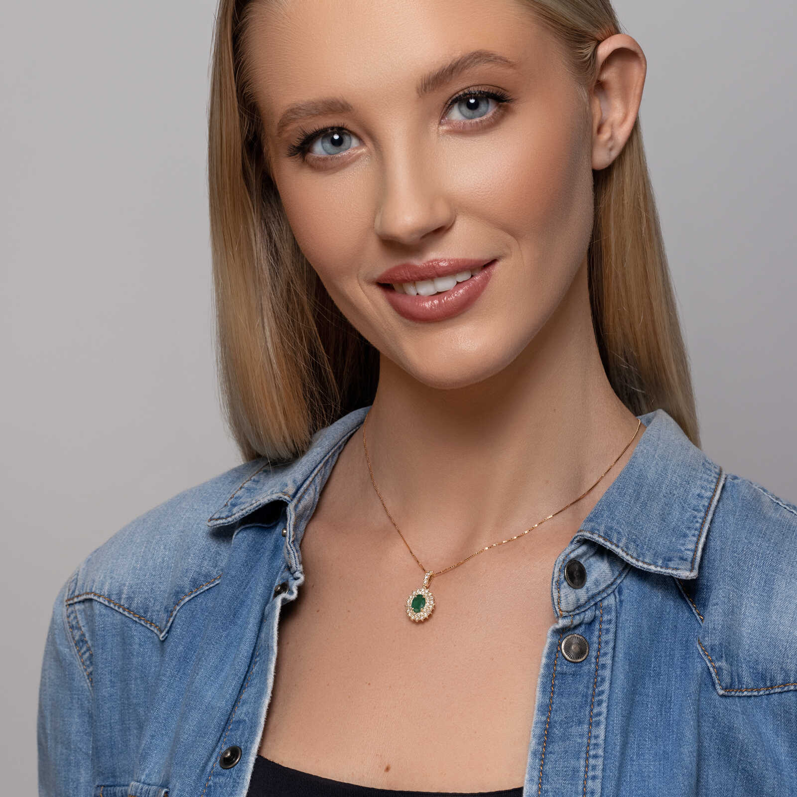 תליון משובץ אבן אמרלד מדהימה מוקפת יהלומים