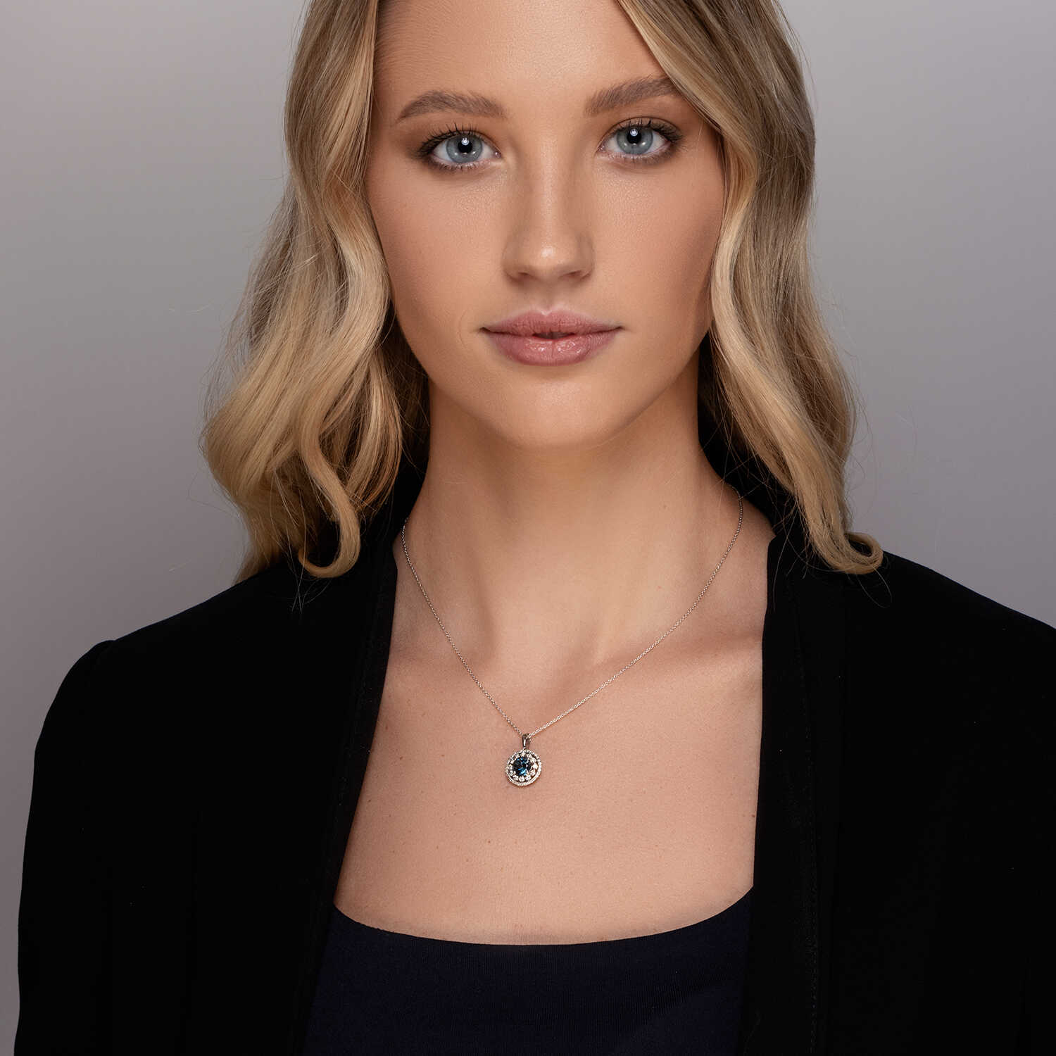 תליון זהב משובץ אבן בלו לונדון ויהלומים