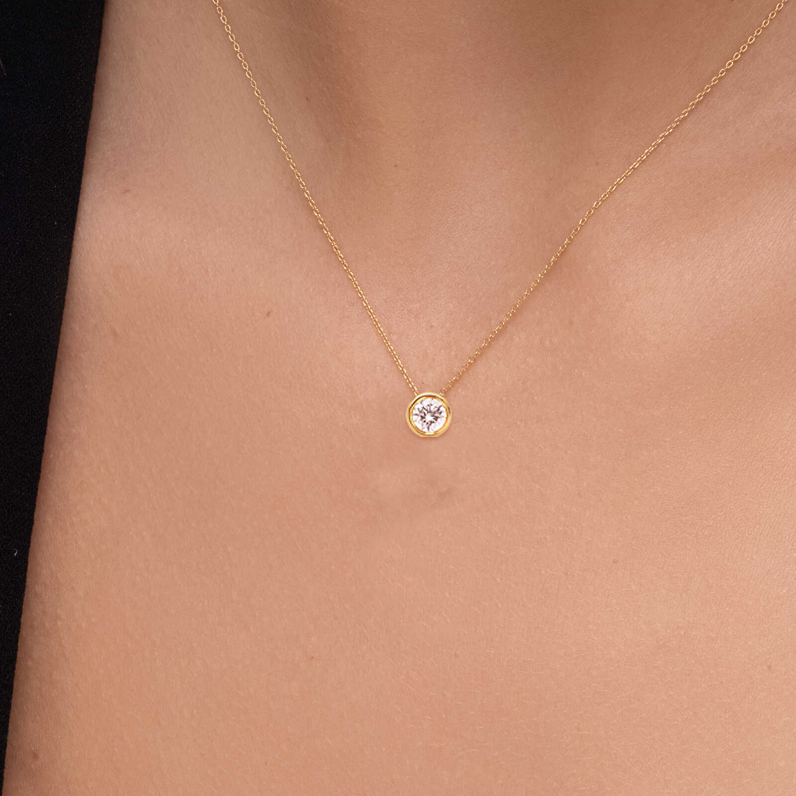 תליון זהב בשיבוץ יהלום מנצנץ