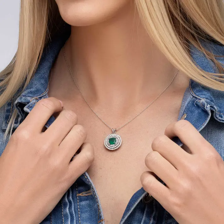 תליון GREEN CENTER משובץ אגת ויהלומים