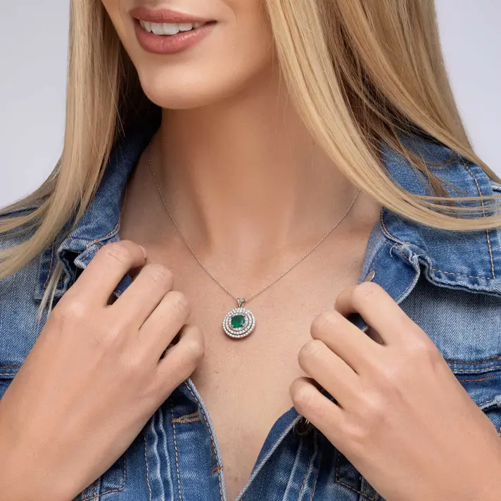 תליון GREEN CENTER משובץ אגת ויהלומים