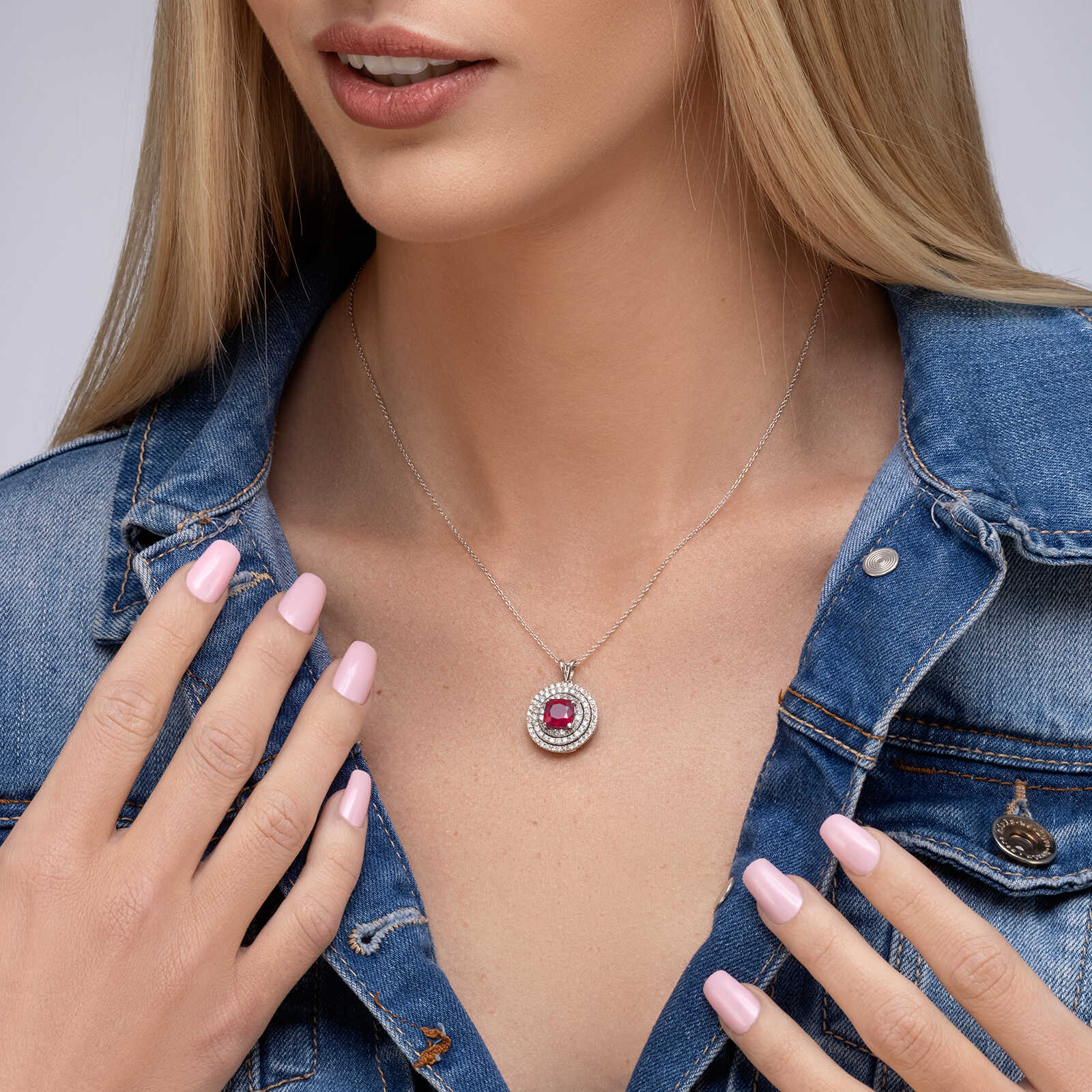 תליון RED CENTER משובץ רובי גלס ויהלומים