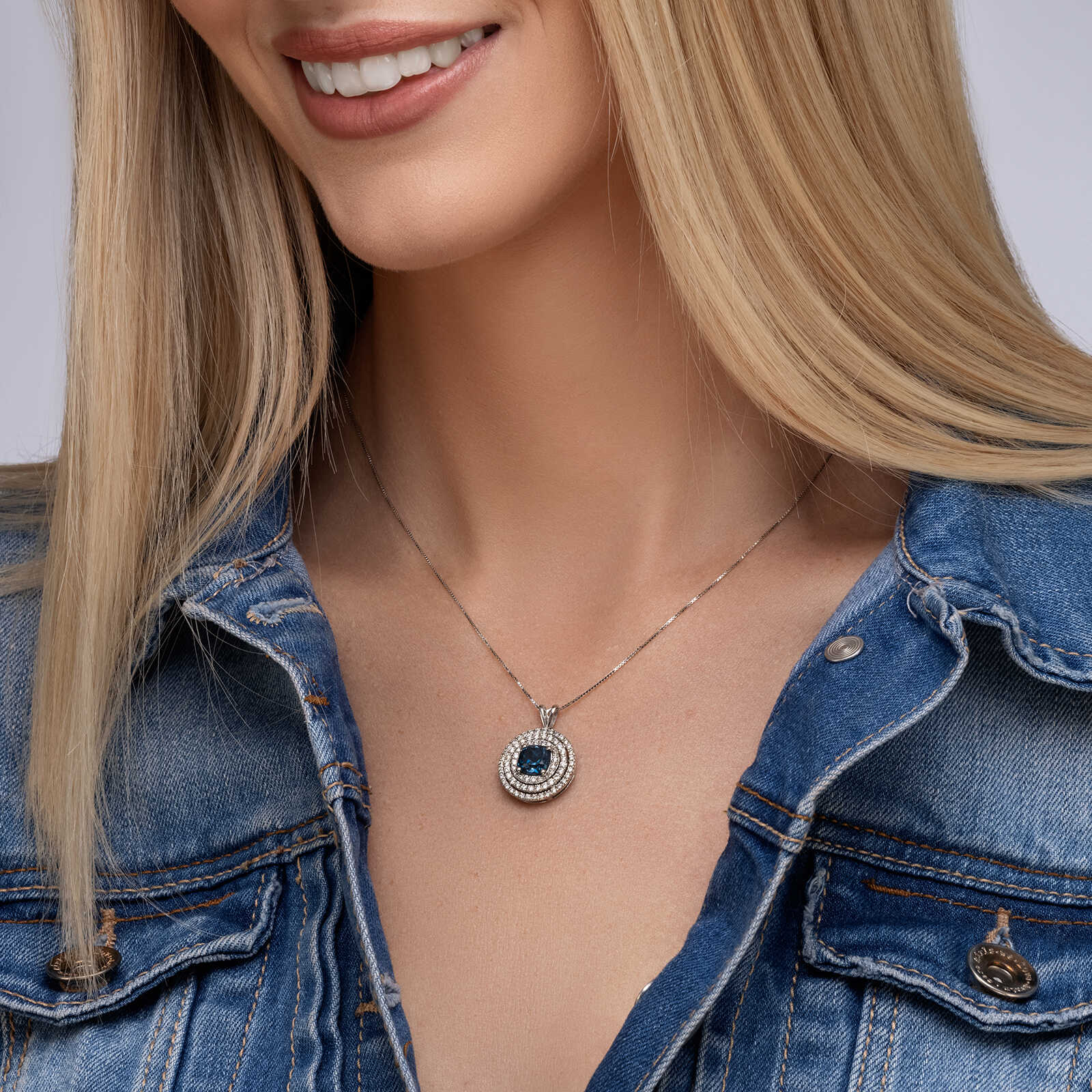 תליון BLUE CENTER משובץ בלו לונדון ויהלומים