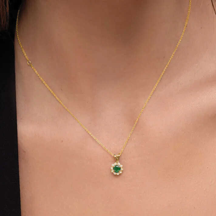 תליון אלכסה משובץ יהלומים ואמרלד