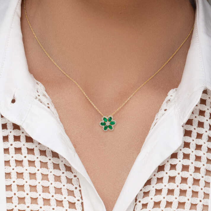 תליון פרח משובץ יהלומים ואמרלדים