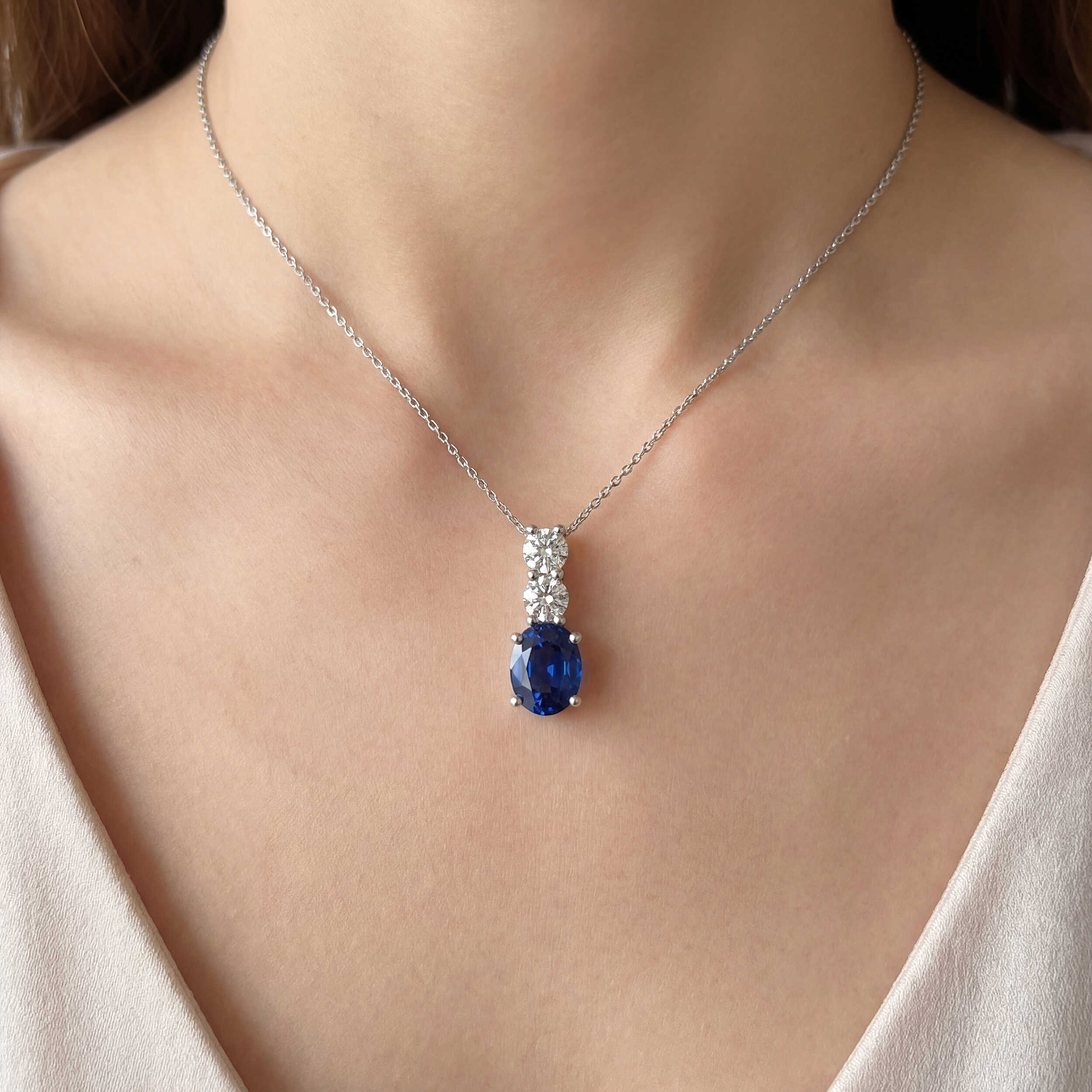 תליון זהב לבן 14K בעיצוב אנכי עם ספיר ויהלומי מעבדה