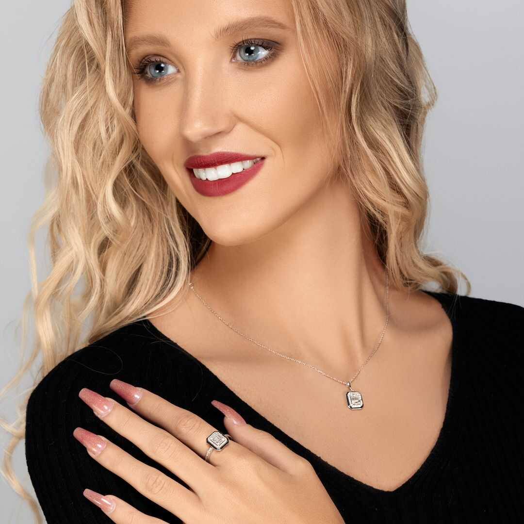 תליון זהב משובץ יהלומים בשילוב אמייל שחור