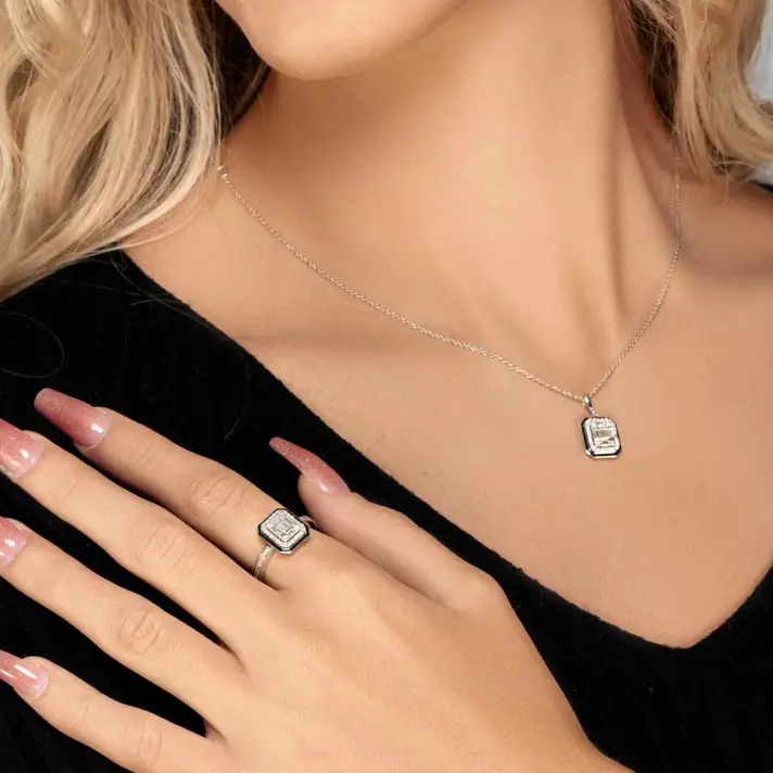 תליון זהב משובץ יהלומים בשילוב אמייל שחור