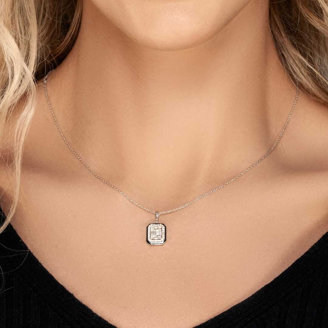 תליון זהב משובץ יהלומים בשילוב אמייל שחור