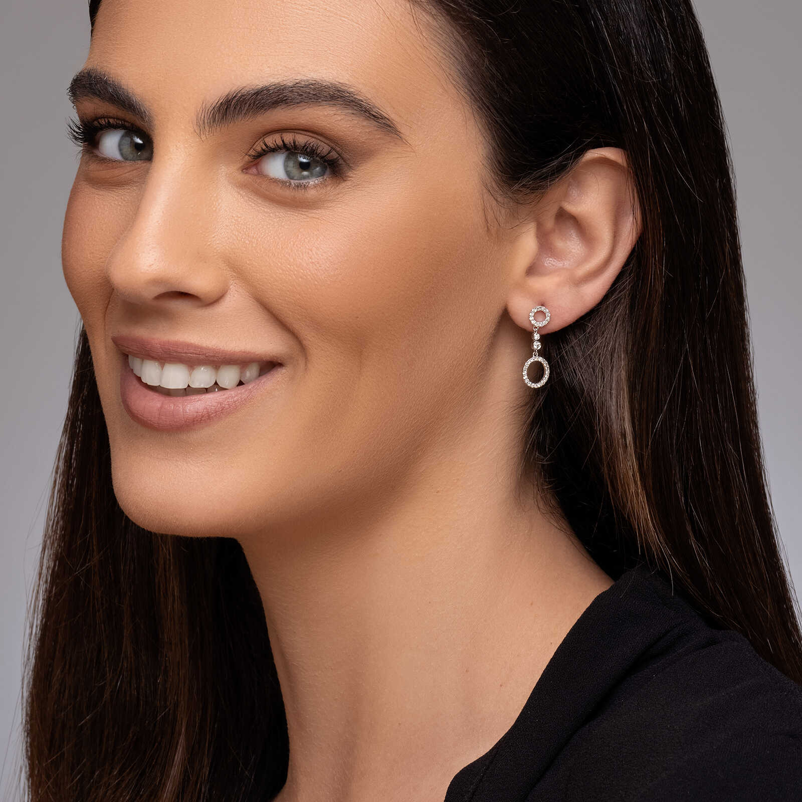 עגילי זהב עם חישוקים תלויים בשיבוץ יהלומים