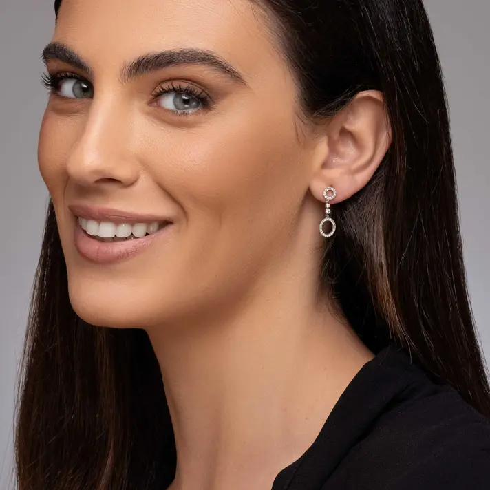 עגילי זהב עם חישוקים תלויים בשיבוץ יהלומים