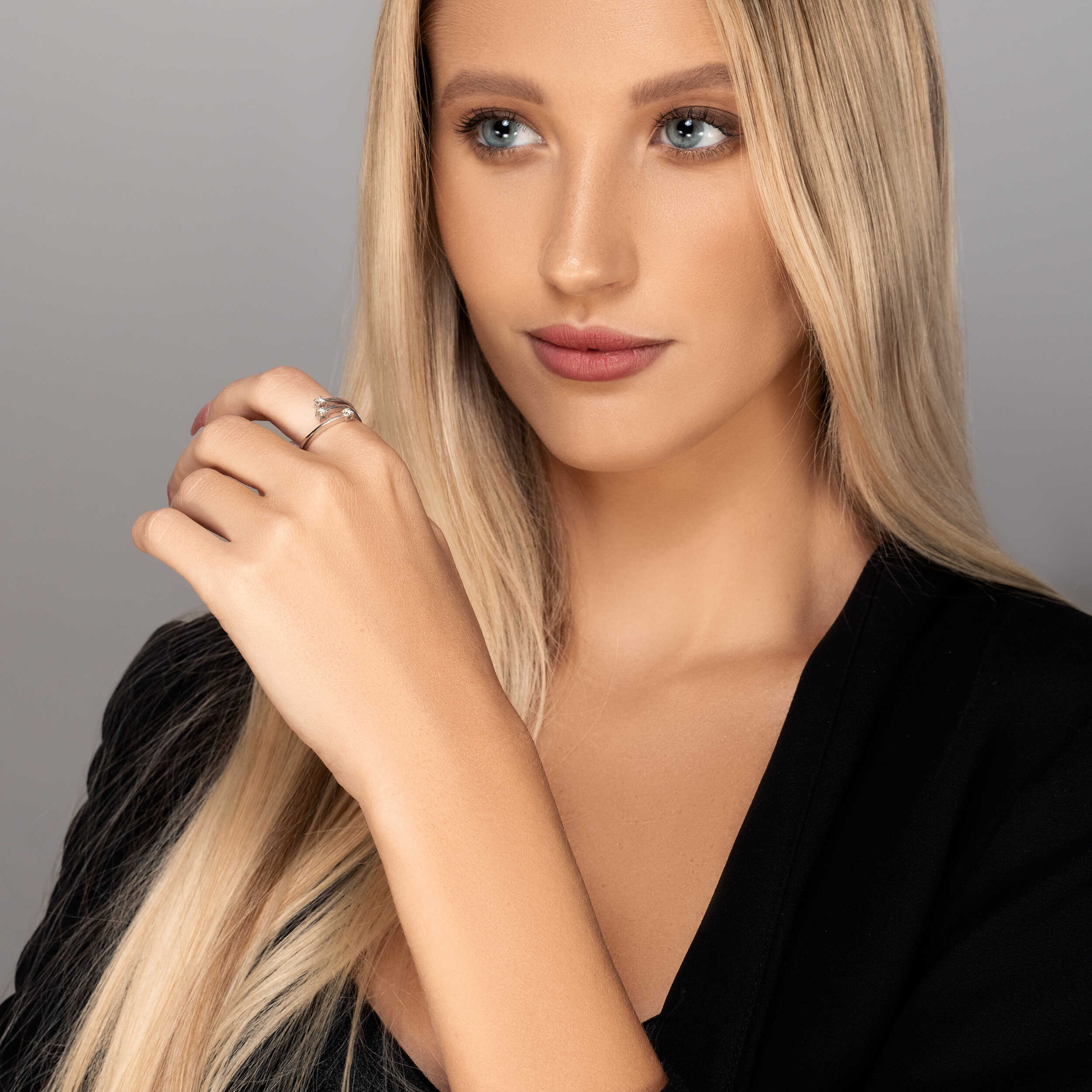 טבעת 3 זרועות משובצת יהלומים