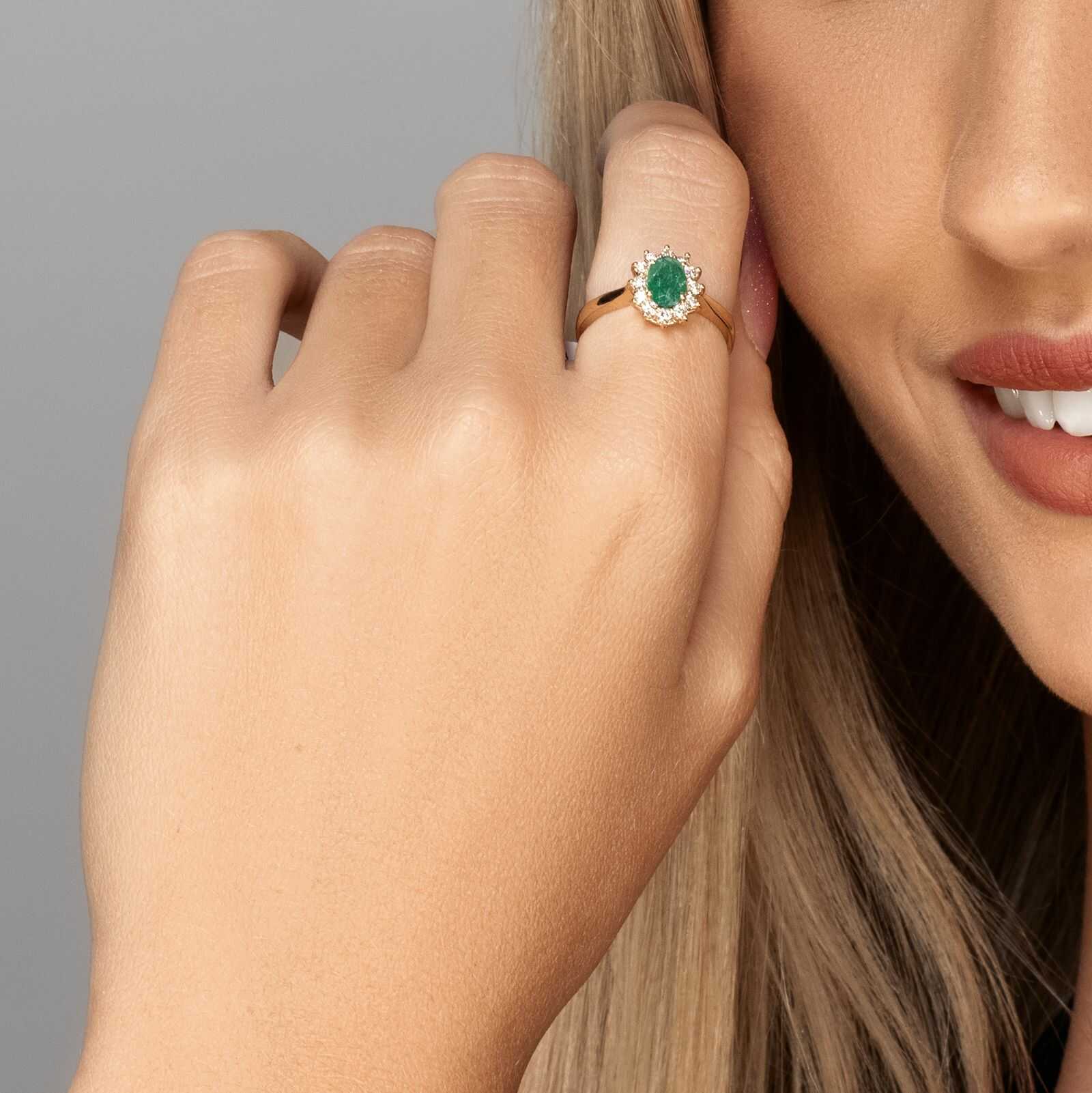 טבעת זהב משובצת אבן אמרלד מוקפת יהלומים