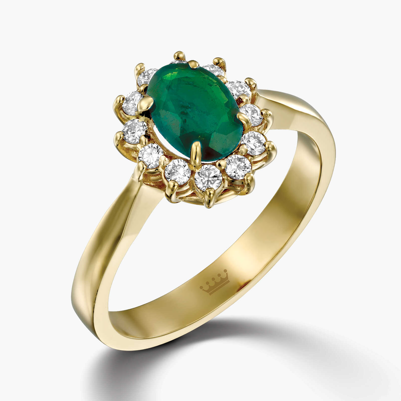 טבעת זהב משובצת אבן אמרלד מוקפת יהלומים