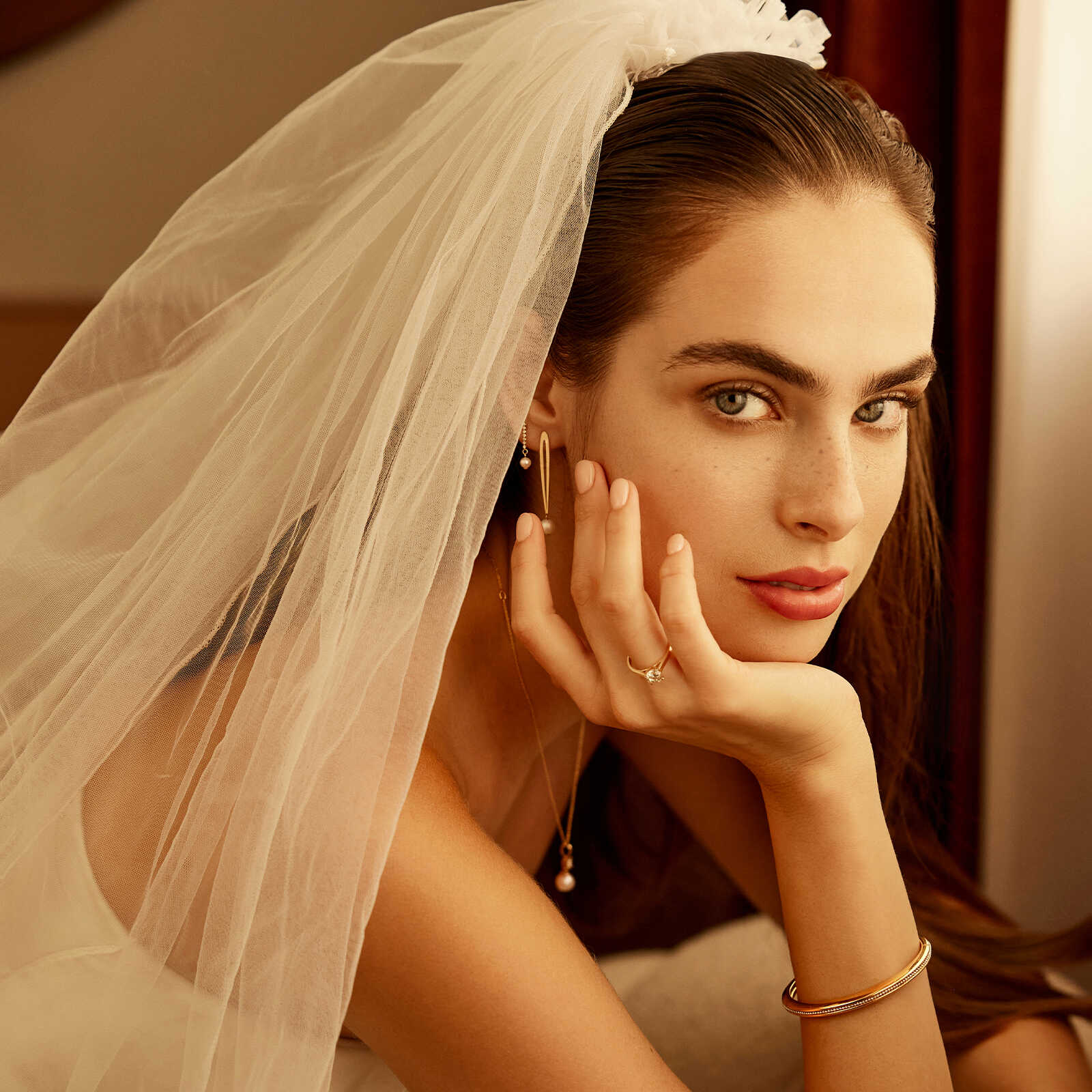 עגילי פנינת טל בשילוב טיפות זהב ובסיומת פנינה