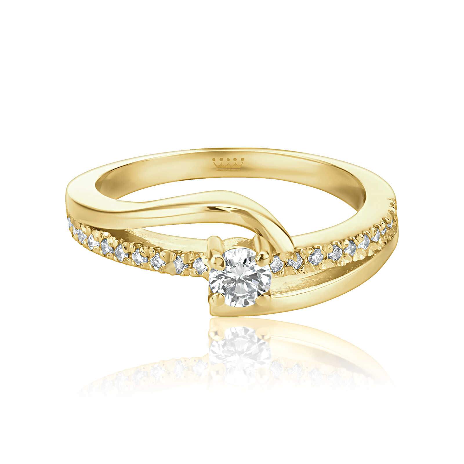 טבעת זהב משובצת יהלומים נוצצים