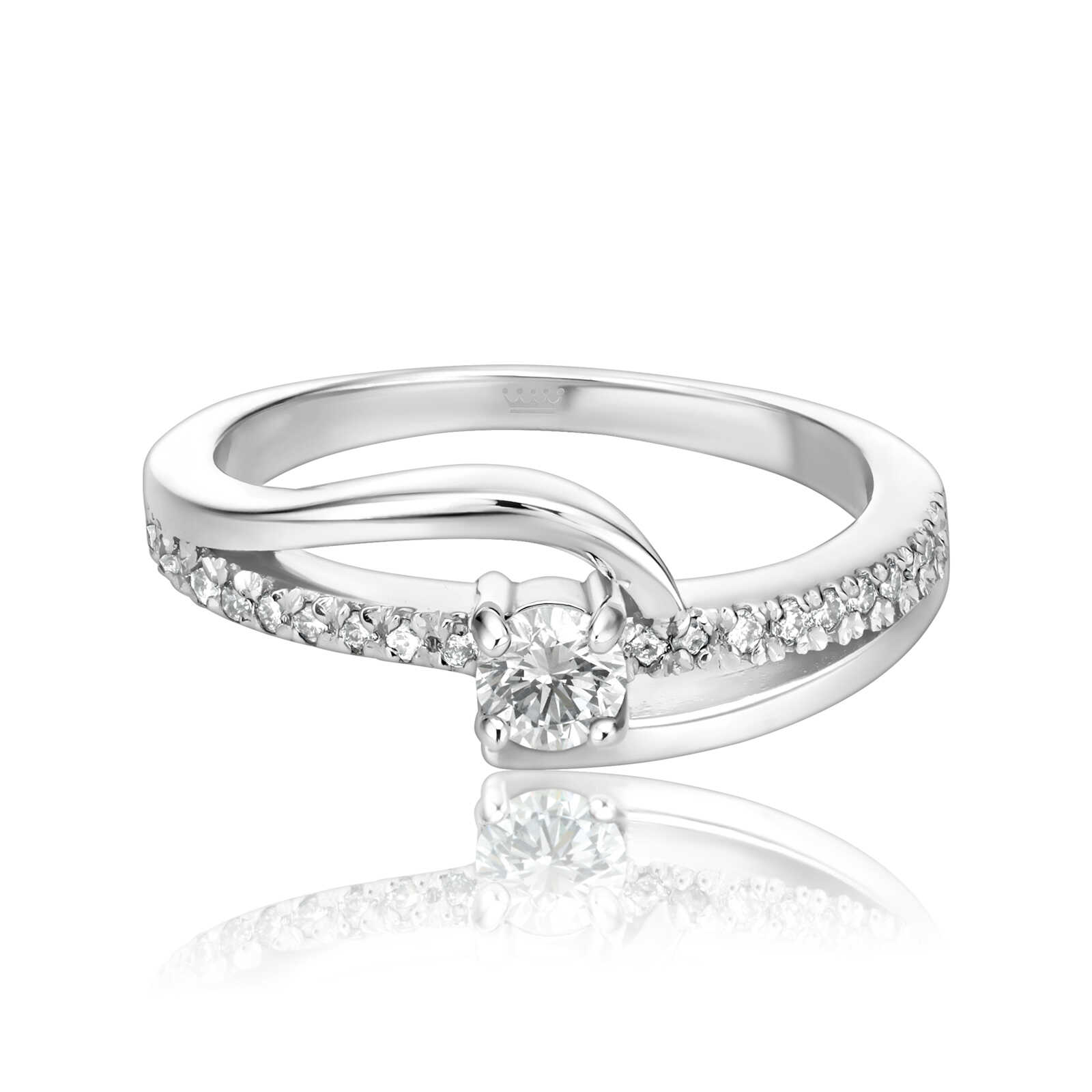 טבעת זהב לבן משובצת יהלומים נוצצים