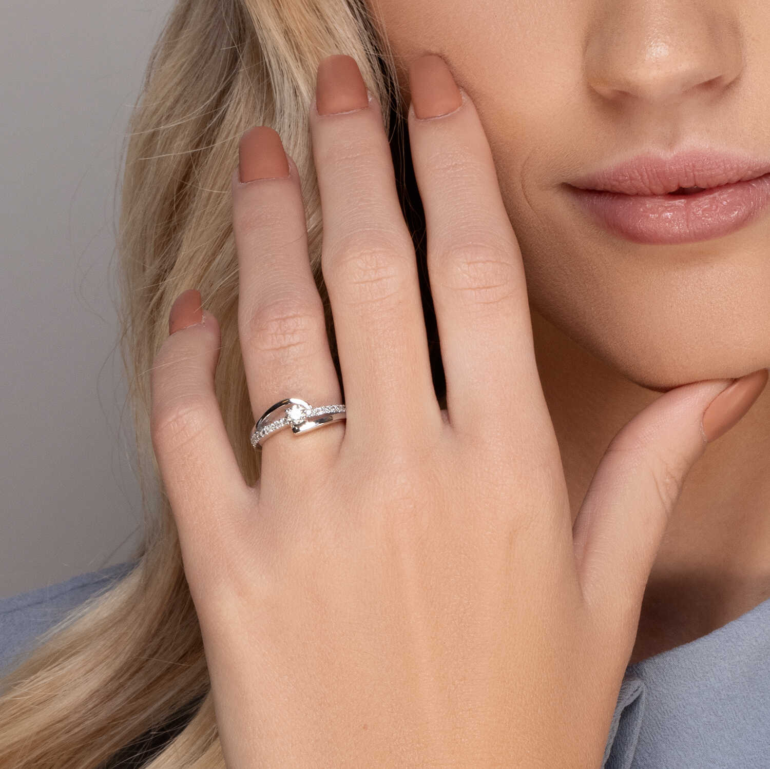 טבעת זהב לבן משובצת יהלומים נוצצים