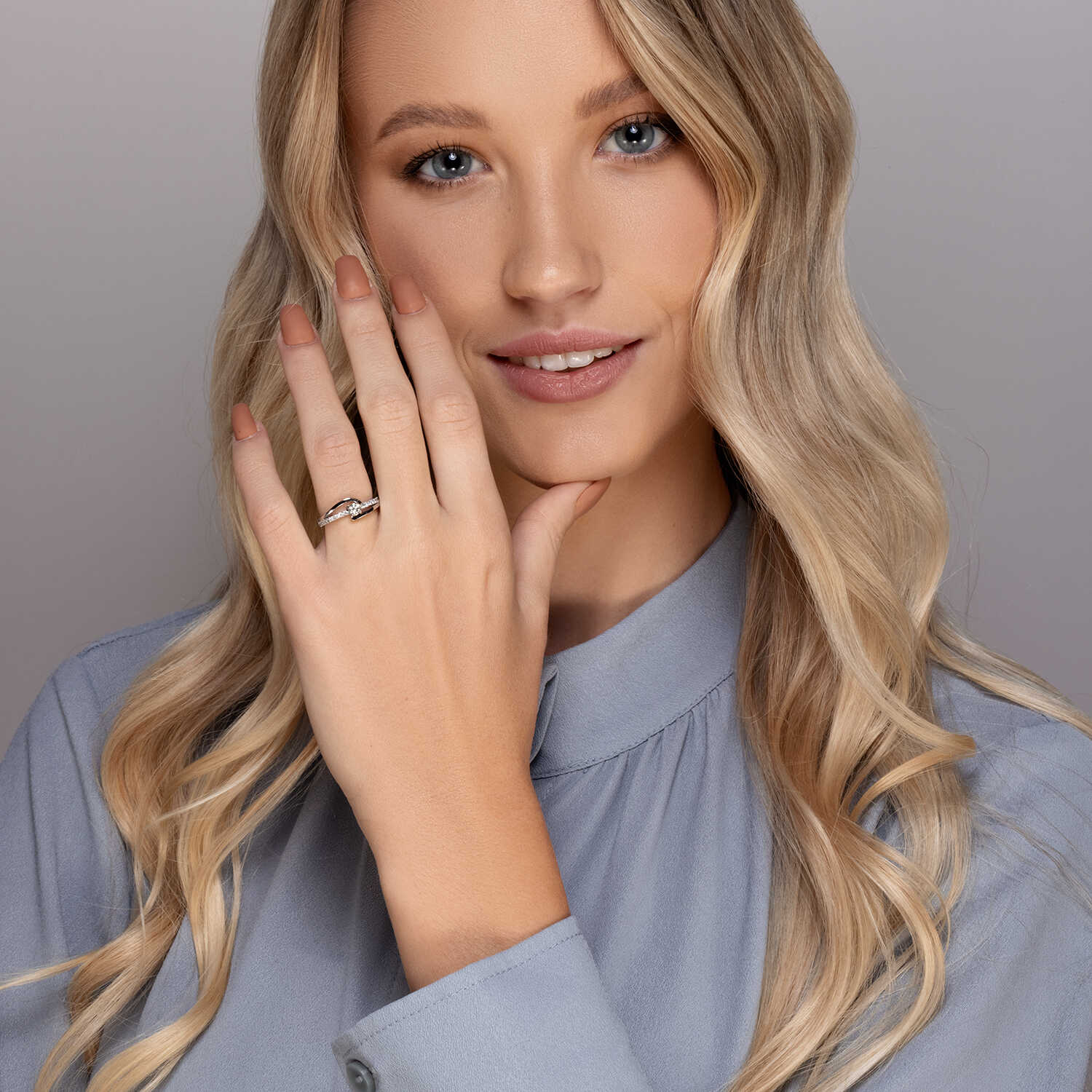 טבעת זהב לבן משובצת יהלומים נוצצים