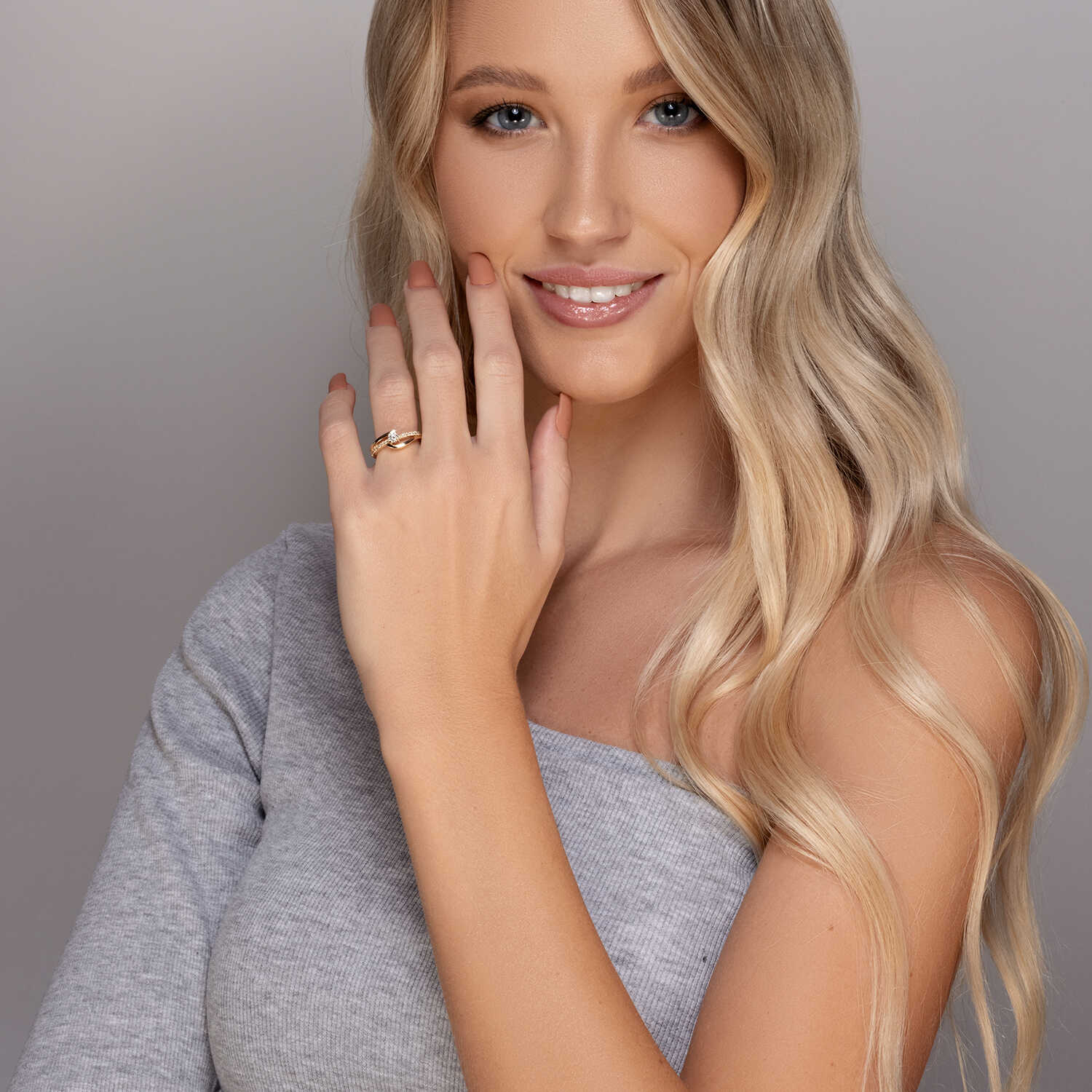 טבעת זהב משובצת יהלומים נוצצים