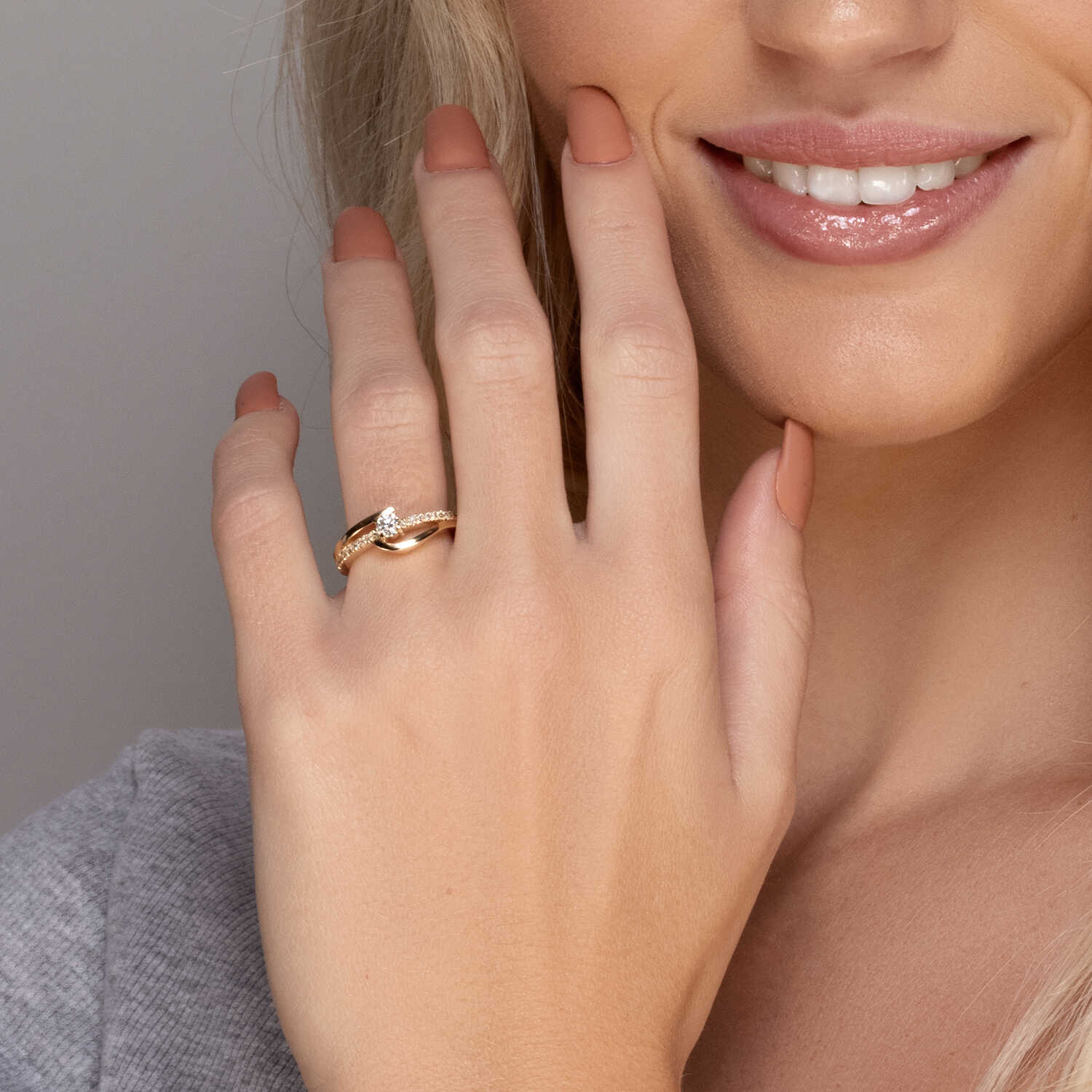 טבעת זהב משובצת יהלומים נוצצים