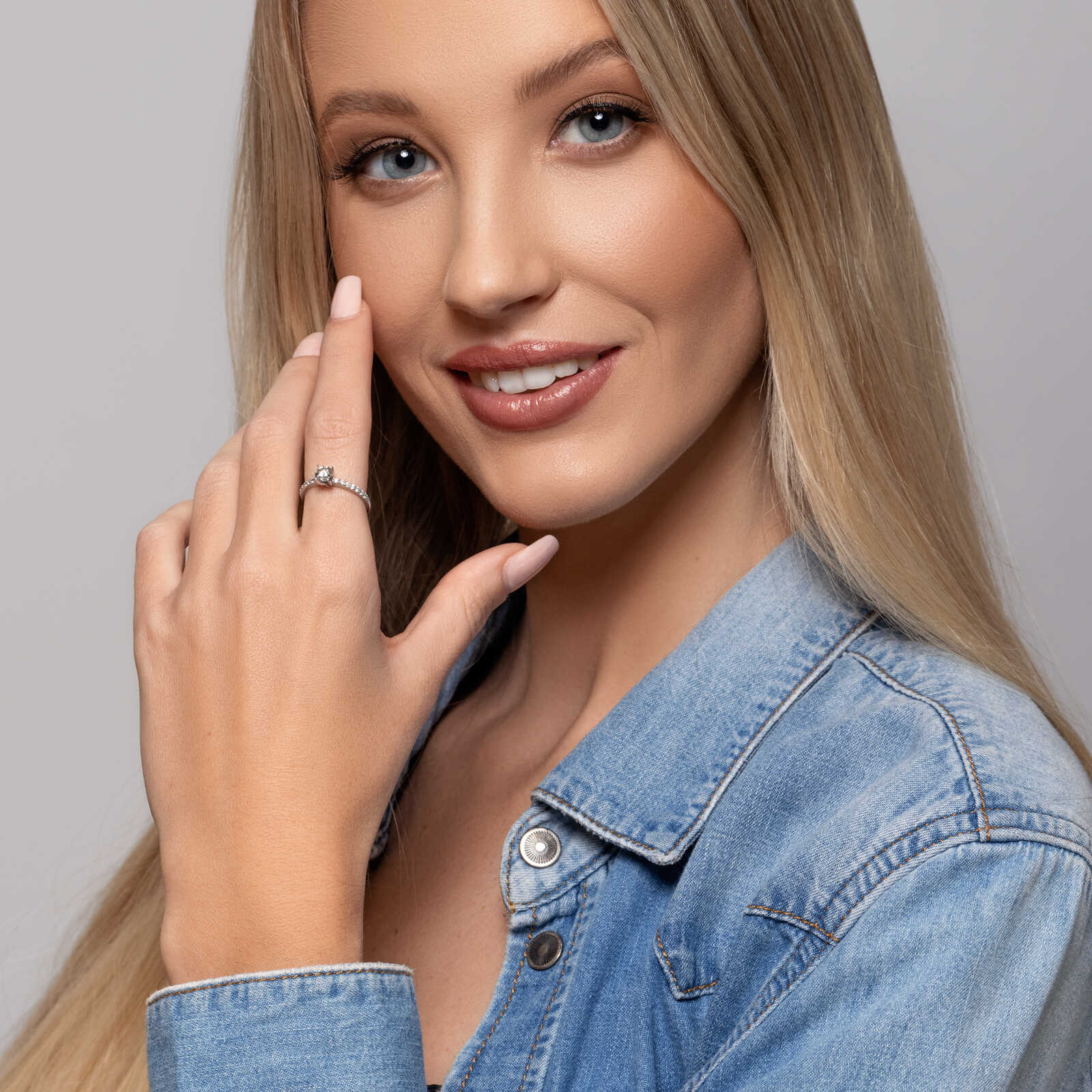 טבעת זהב סוליטר משובצת יהלום מרכזי מרשים