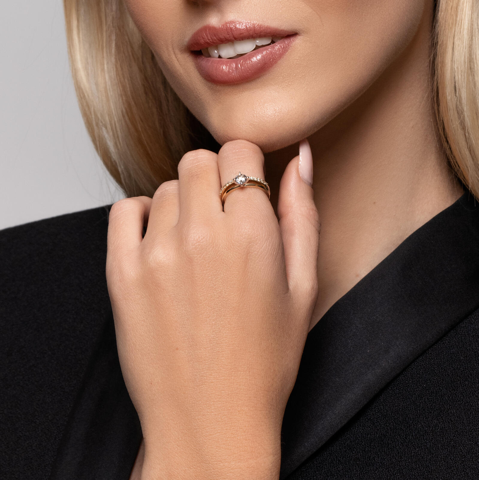 טבעת זהב סוליטר הנראית כשתי טבעות