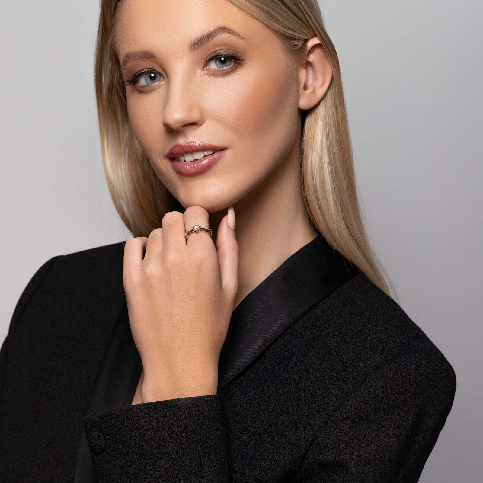 טבעת זהב סוליטר הנראית כשתי טבעות