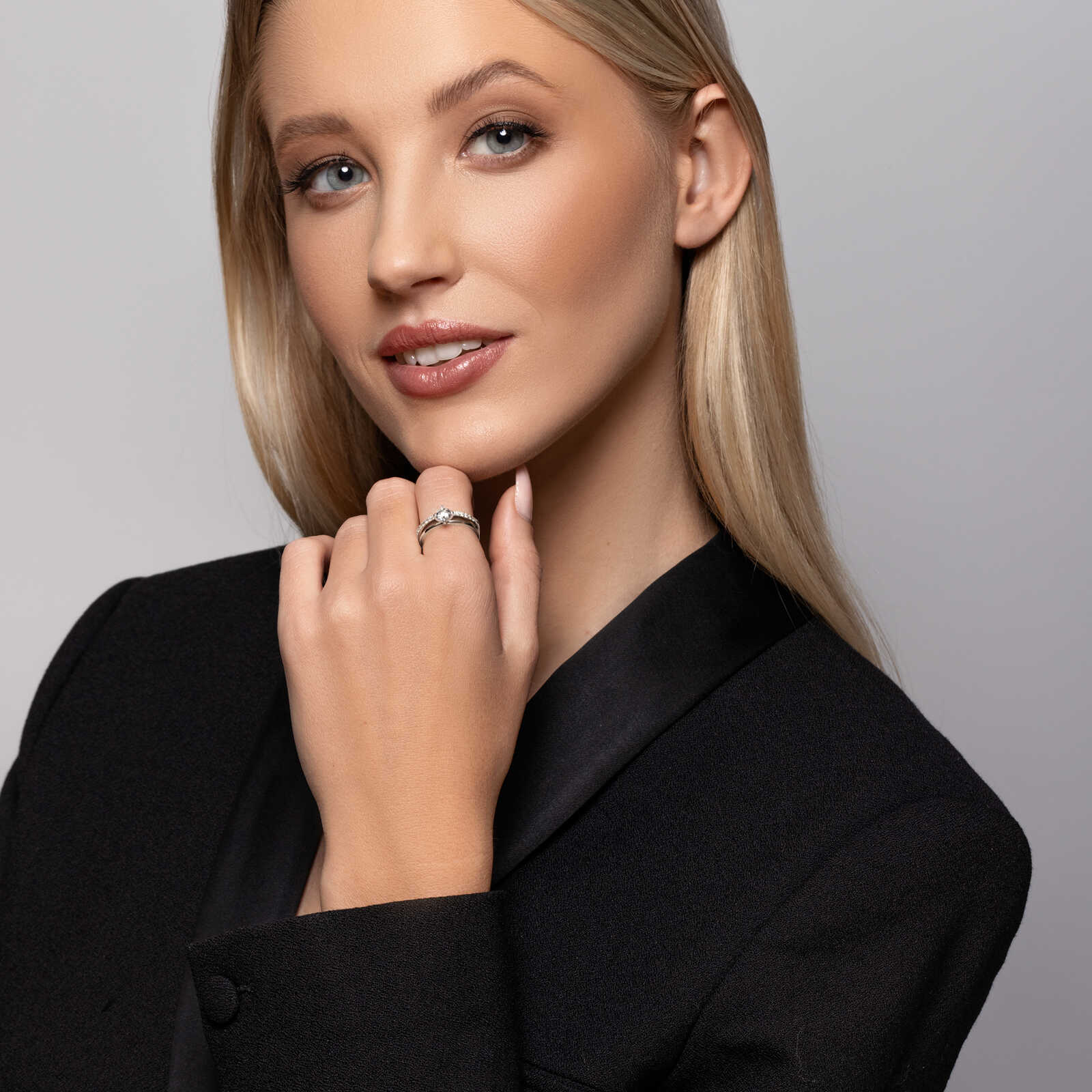 טבעת זהב סוליטר הנראית כשתי טבעות