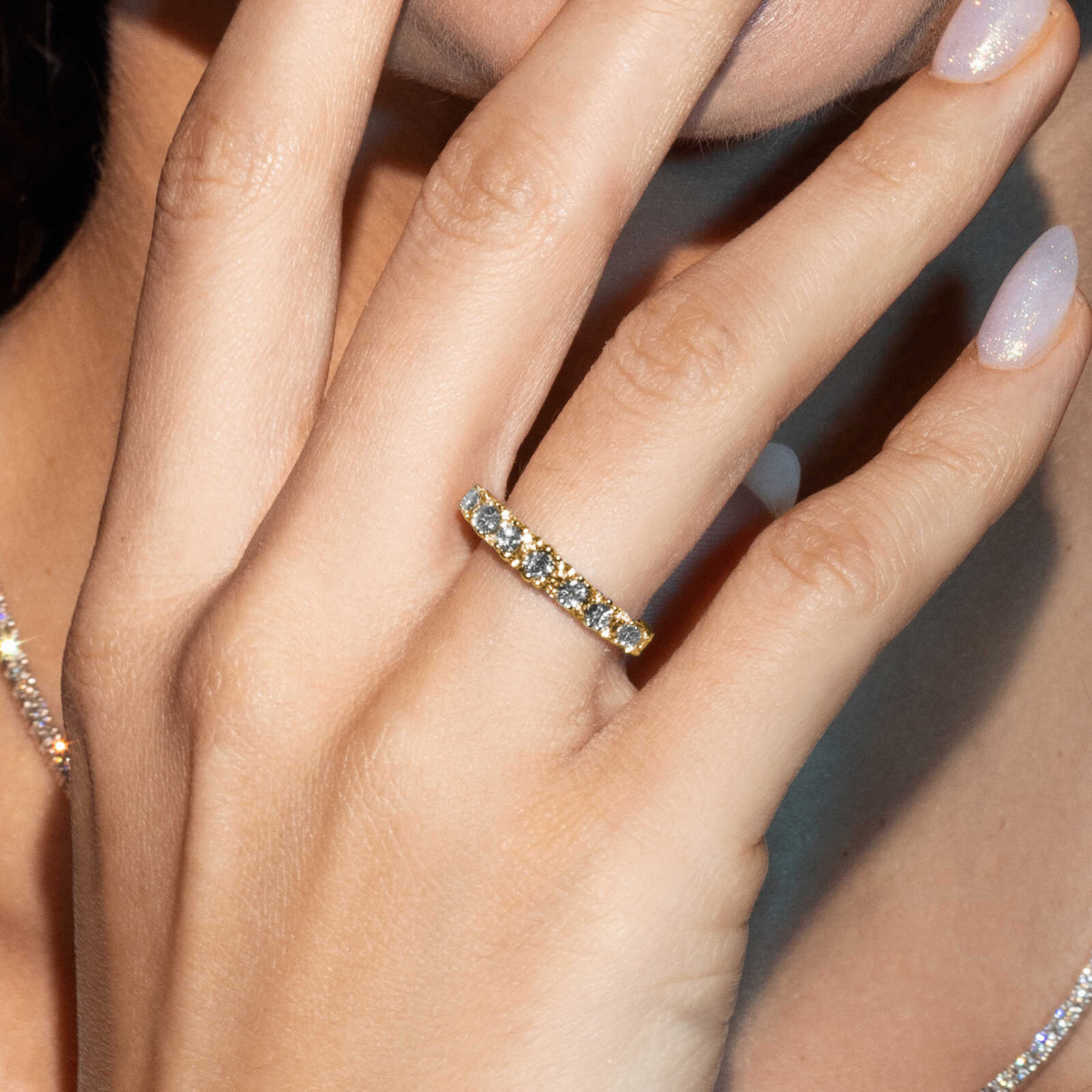 טבעת זהב משובצת 9 יהלומים בסגנון דגרדה.