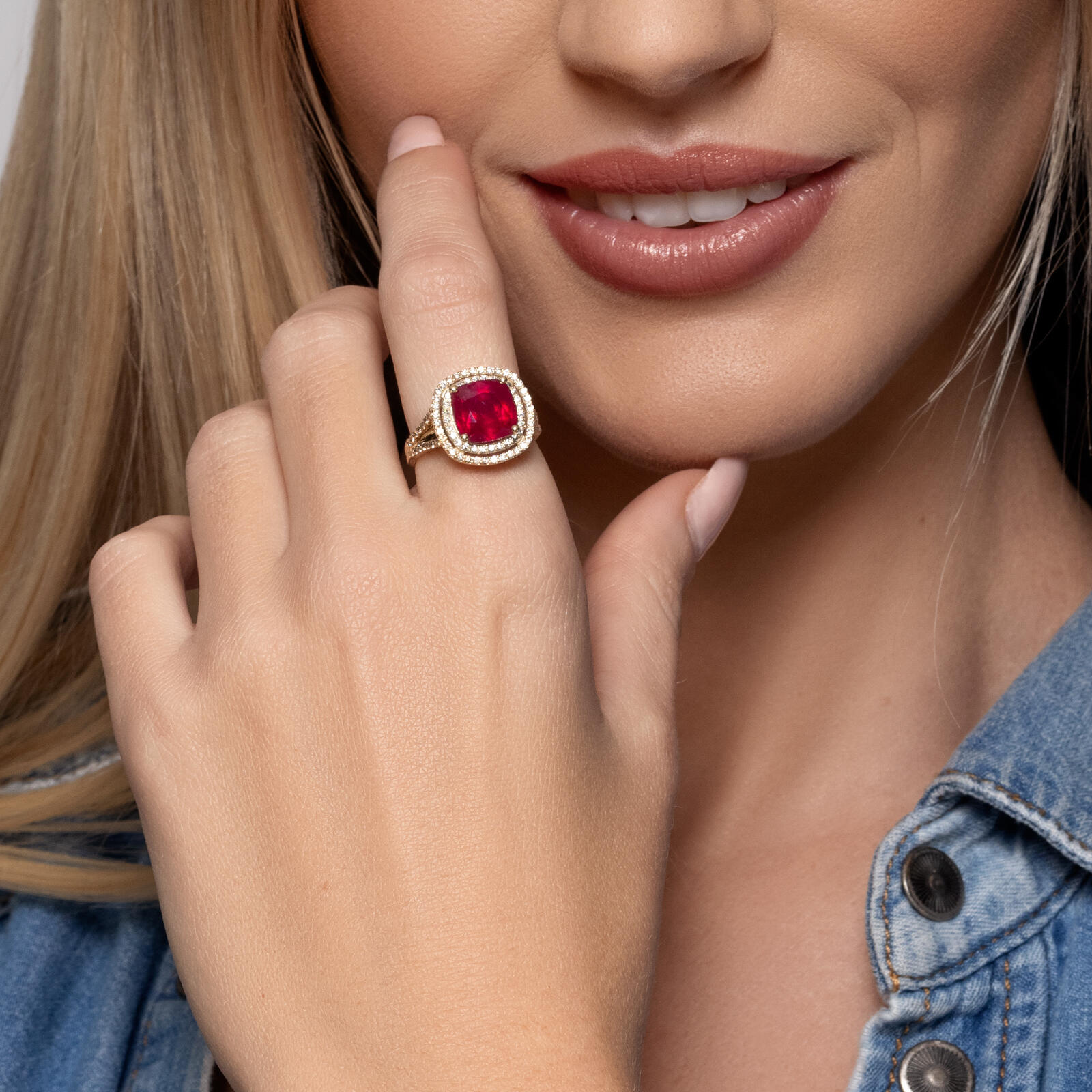 טבעת זהב עם ראש מרובע משובץ רובי גלס ויהלומים