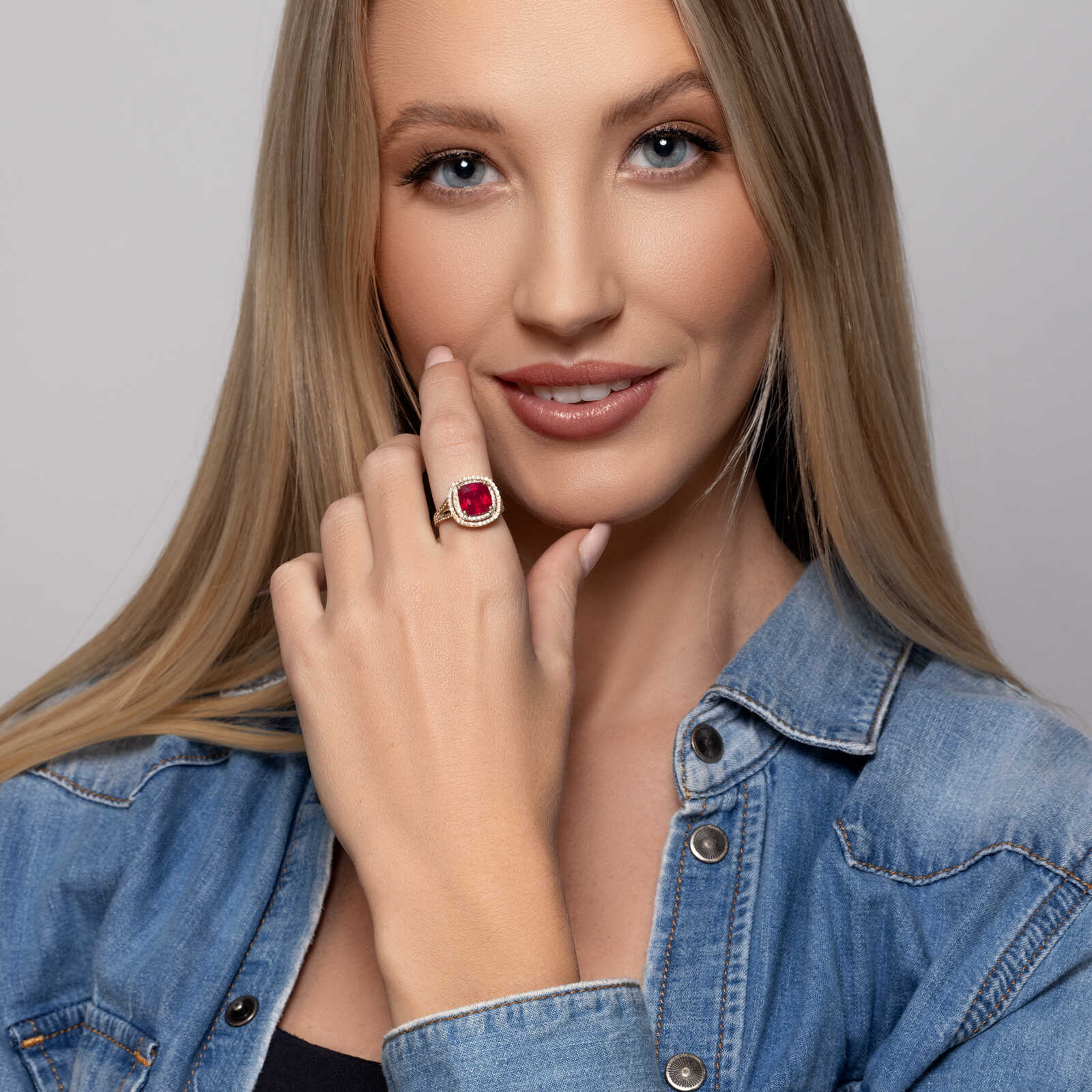 טבעת זהב עם ראש מרובע משובץ רובי גלס ויהלומים