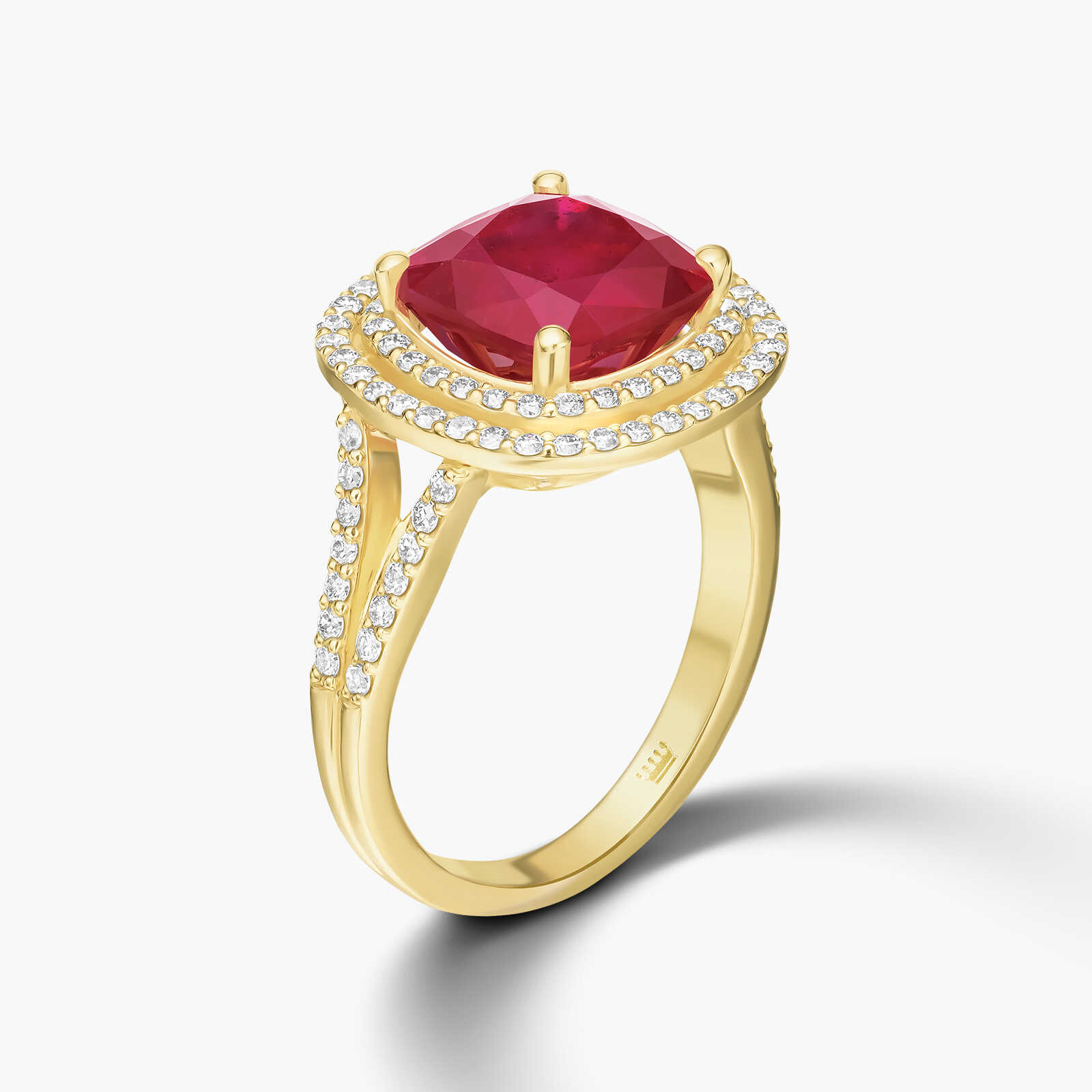 טבעת זהב עם ראש מרובע משובץ רובי גלס ויהלומים