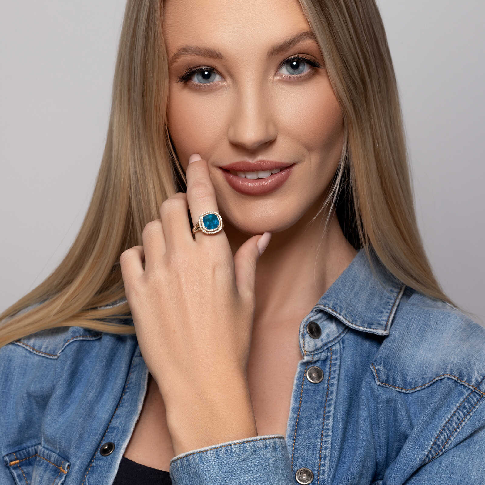 טבעת זהב משובצת אבן בלו לונדון