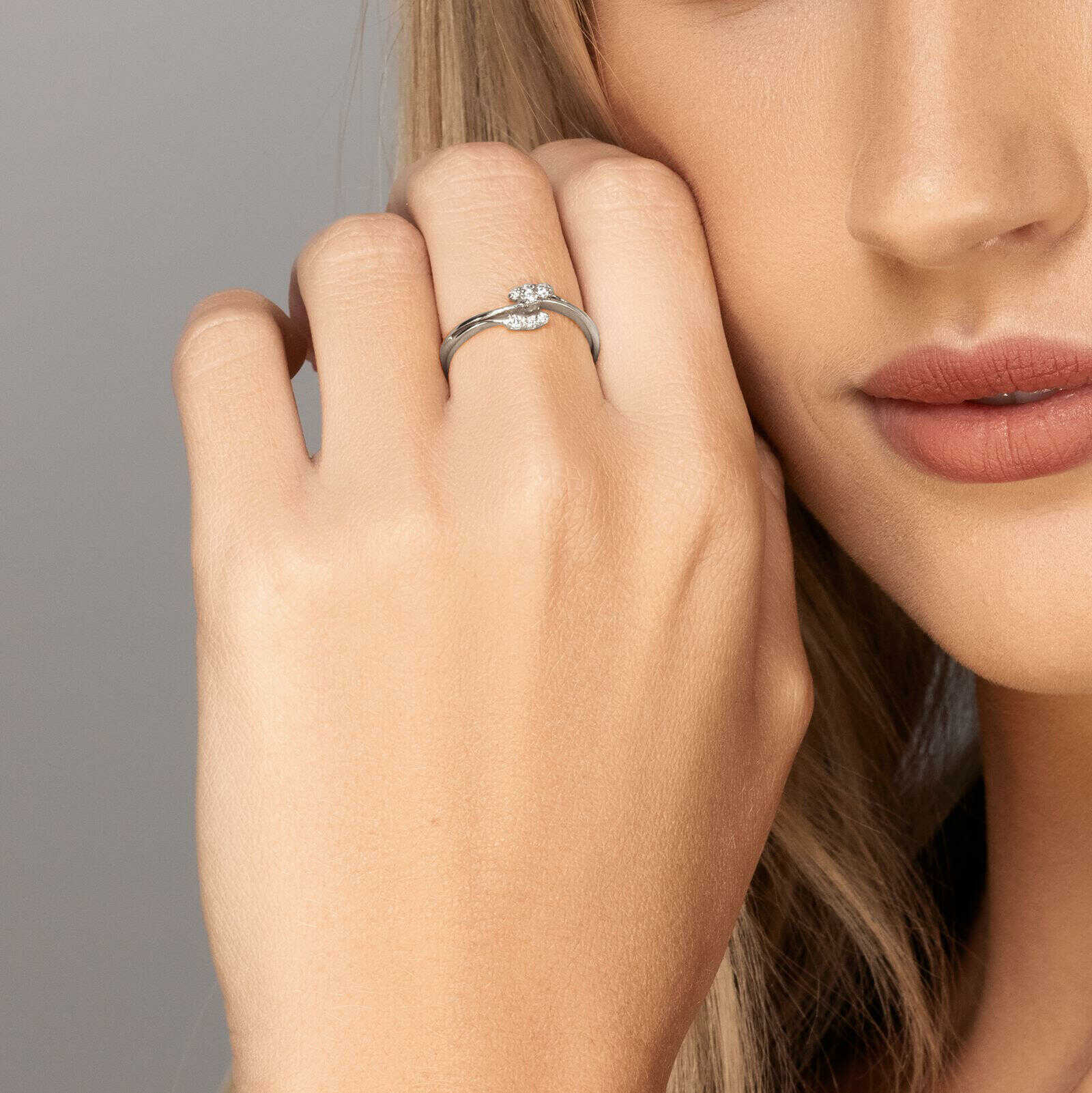 טבעת זהב עם 2 זרועות בשיבוץ יהלומים