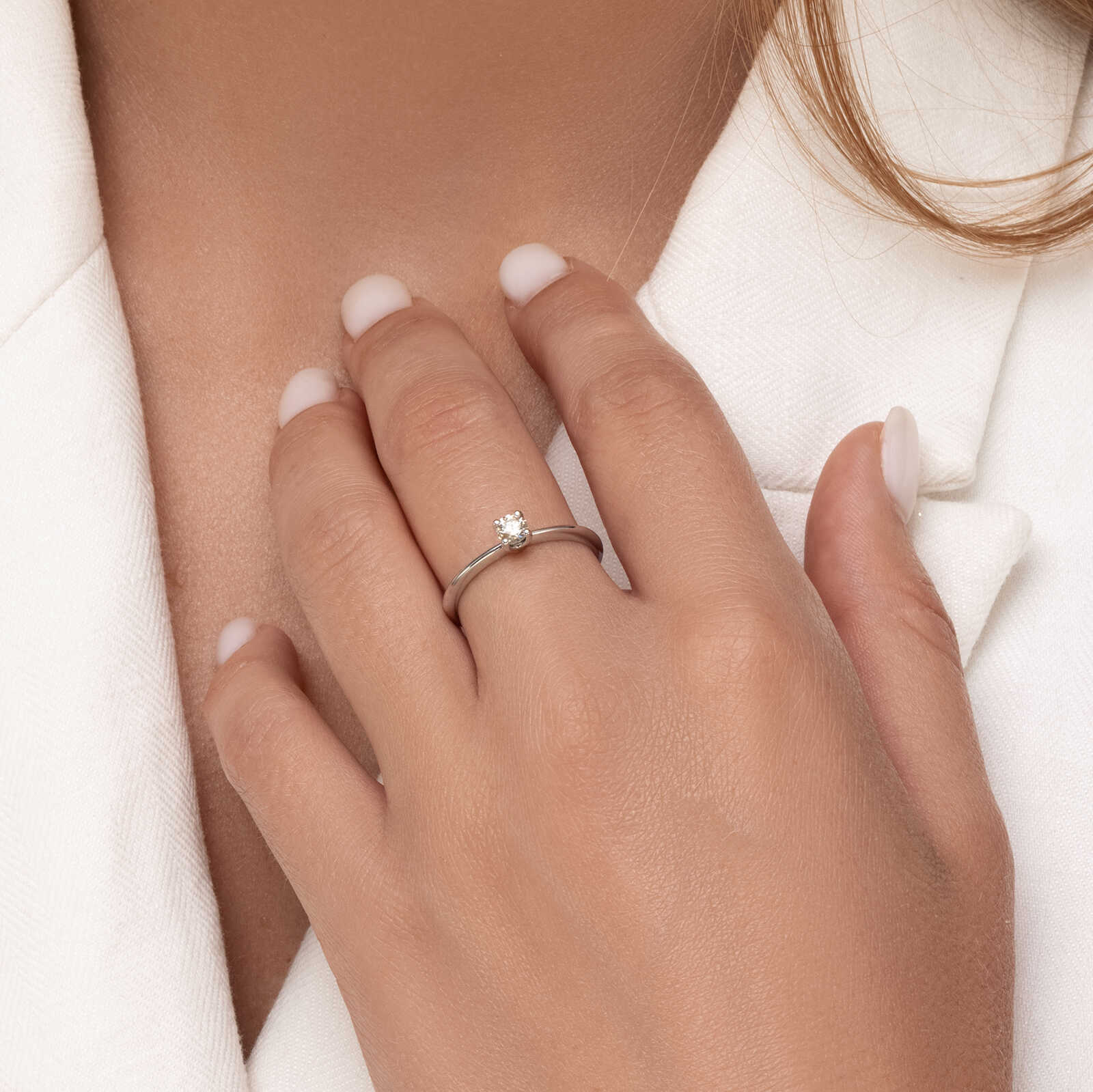 טבעת זהב סוליטר משובצת ביהלום מנצנץ וטבעי