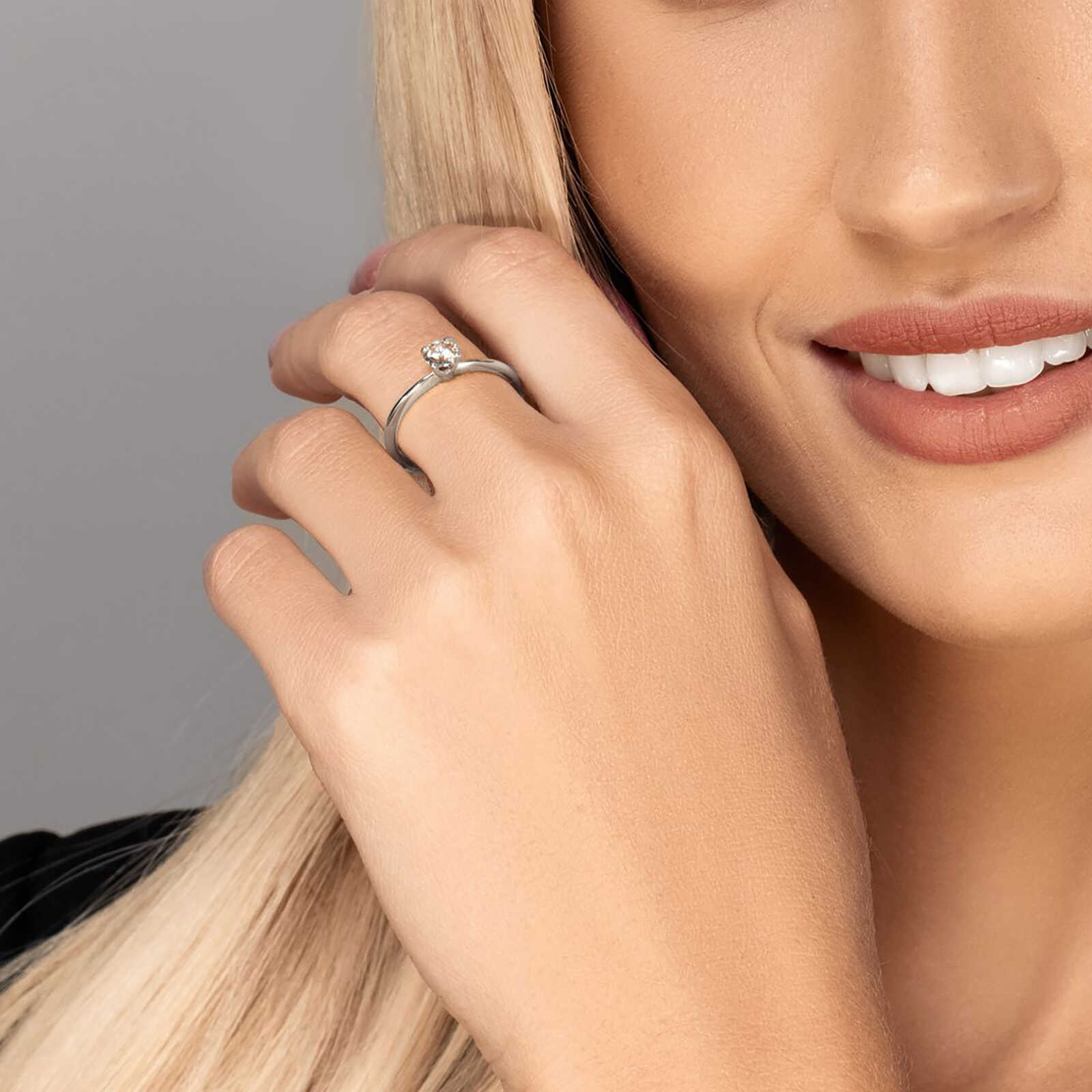 טבעת סוליטר משובצת יהלום טבעי ונוצץ