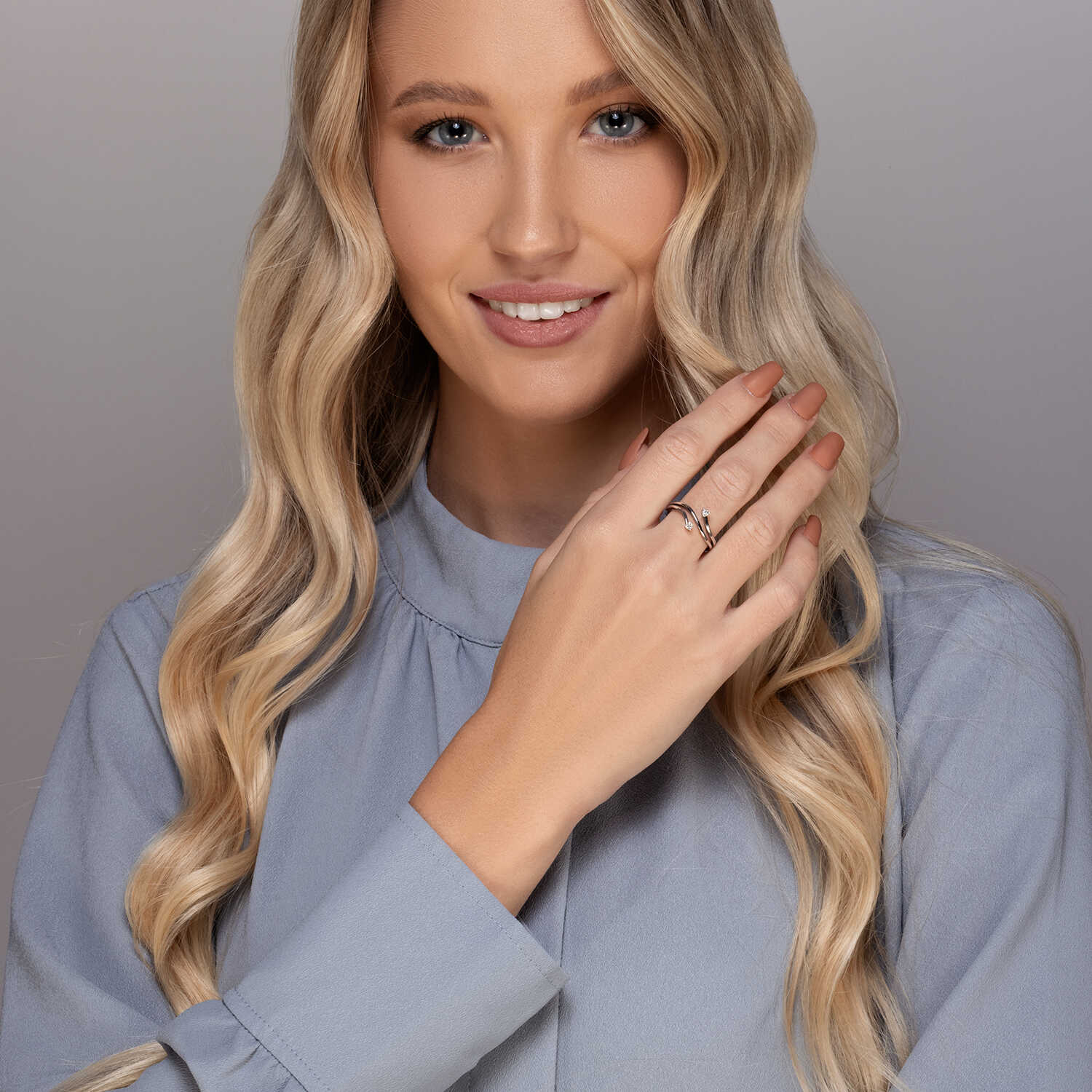 טבעת זהב עם ראש מפוצל משובצת יהלומים