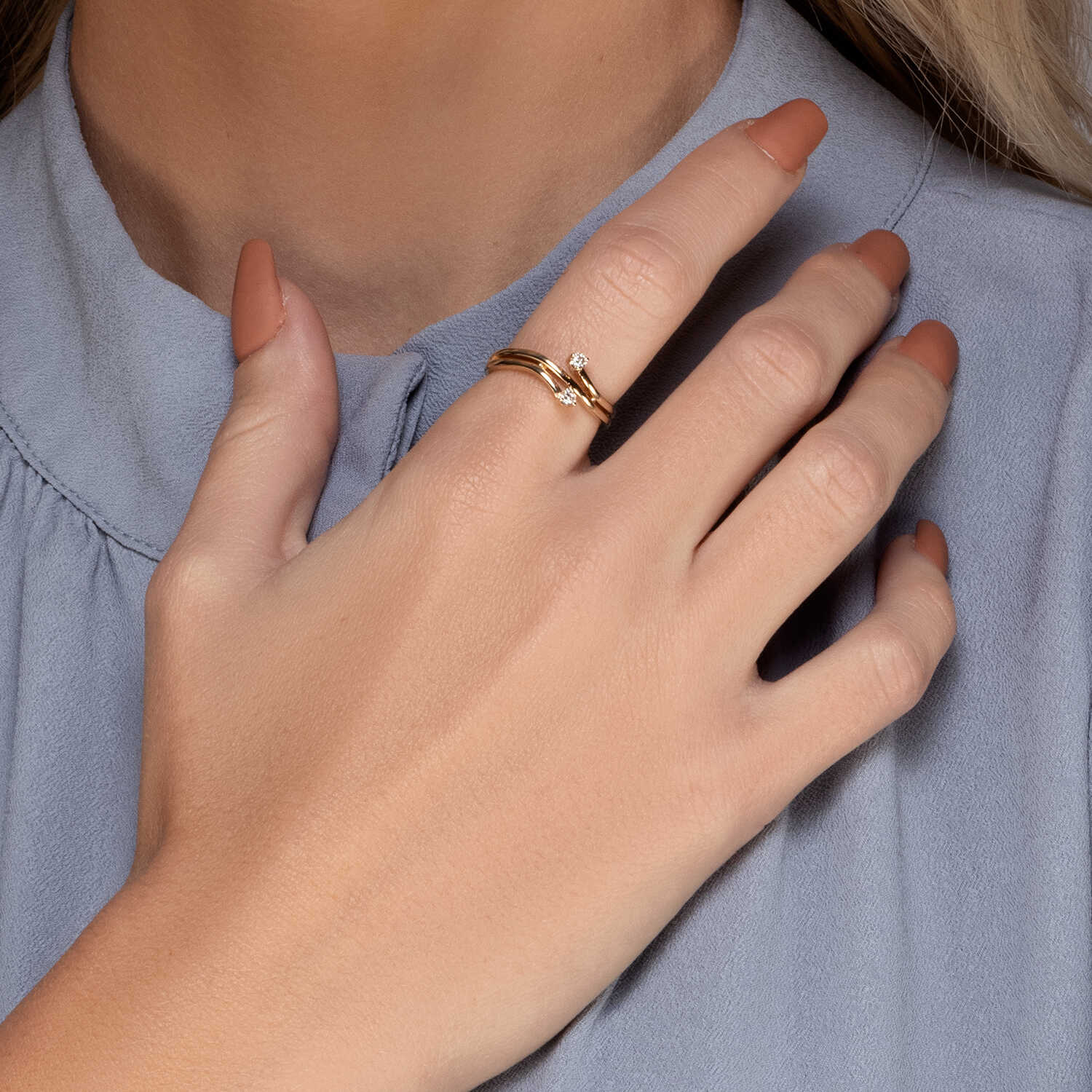 טבעת זהב עם ראש מפוצל משובצת יהלומים