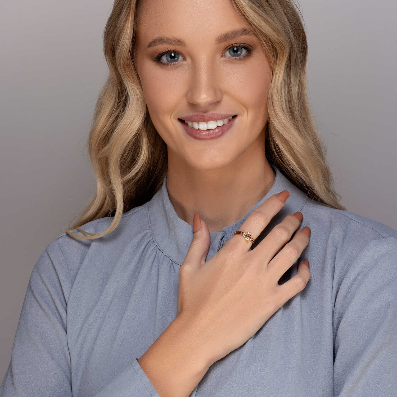 טבעת זהב עם ראש מפוצל משובצת יהלומים