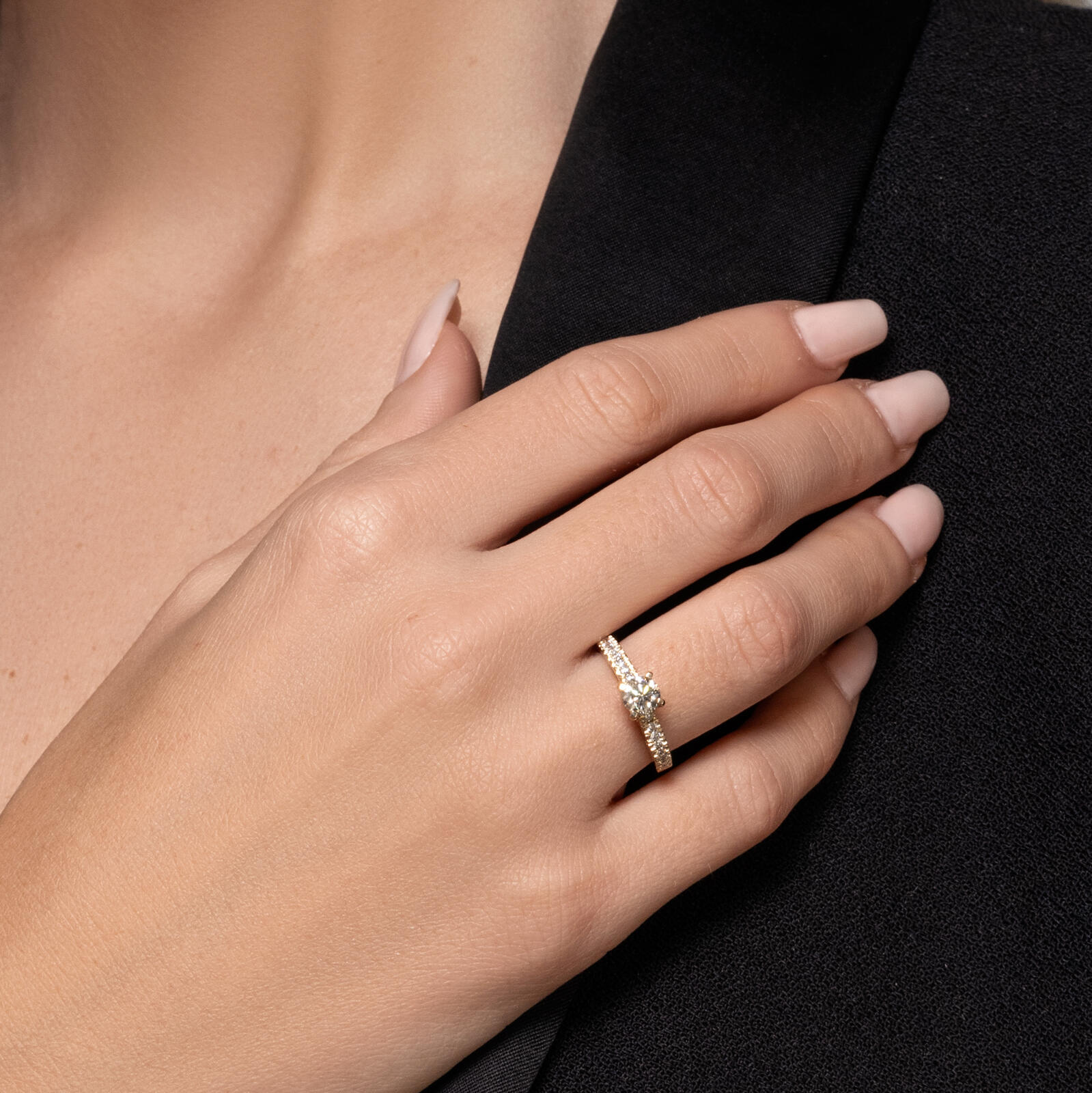 טבעת זהב סוליטר משובצת יהלומים