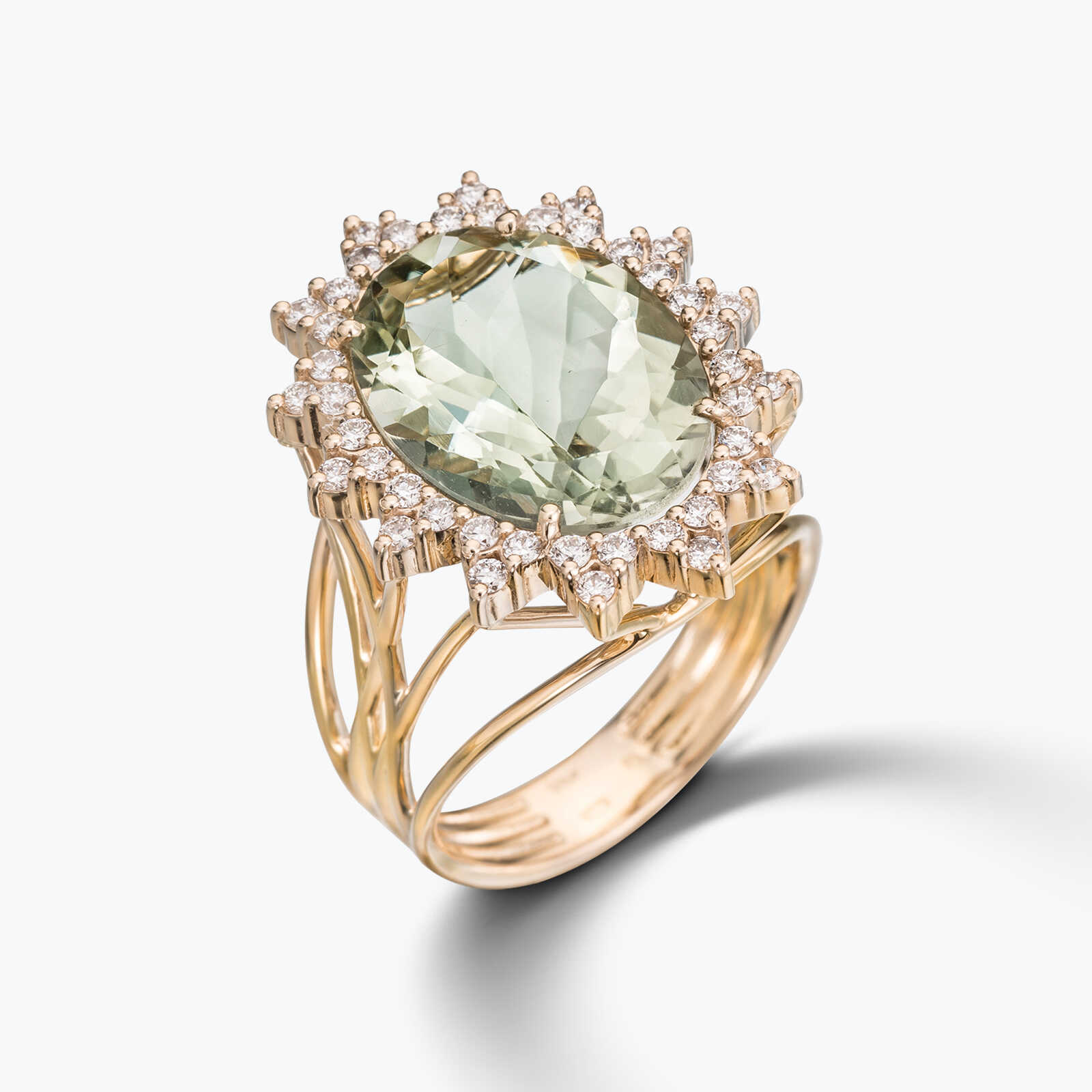 טבעת זהב משובצת באבן גרין אמטיסט ויהלומים