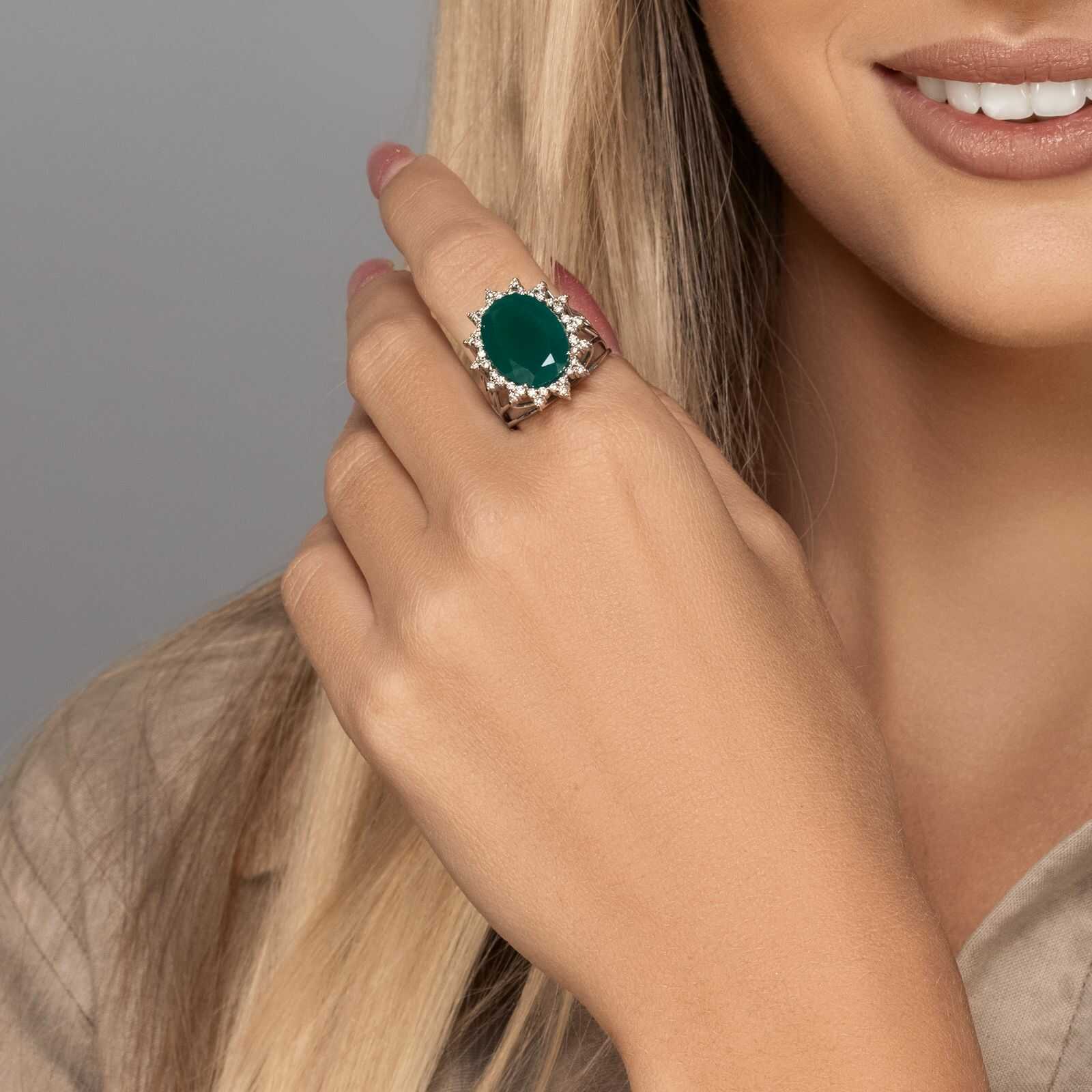 טבעת משובצת באבן אגת ויהלומים