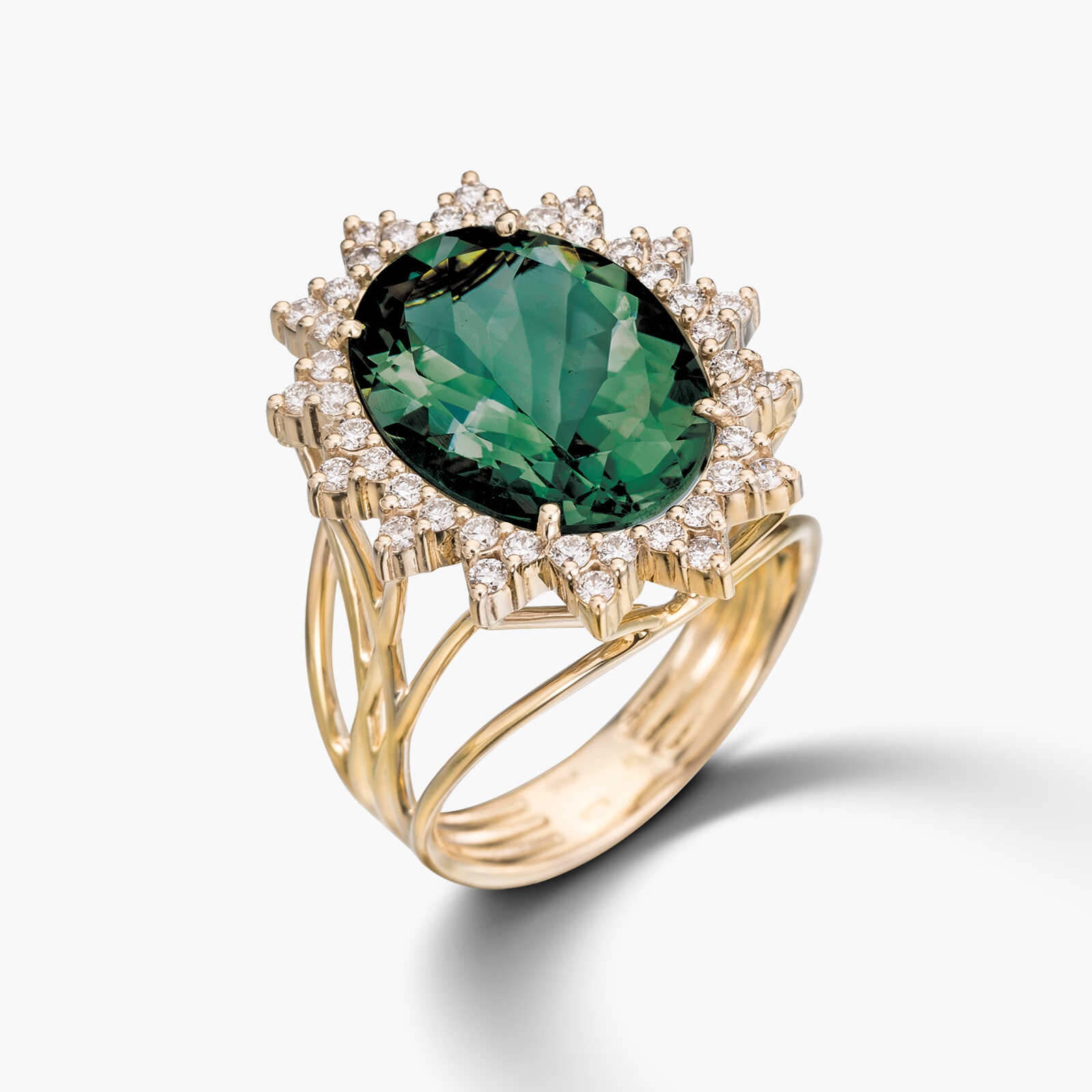 טבעת משובצת באבן אגת ויהלומים