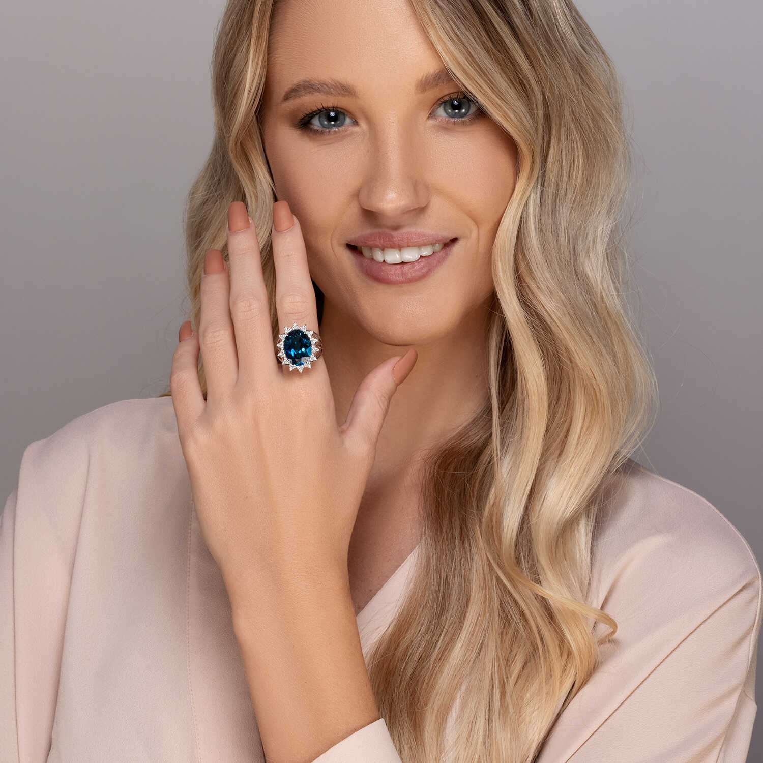 טבעת יהלום משובצת ביהלומים ובאבן לונדון בלו טופז